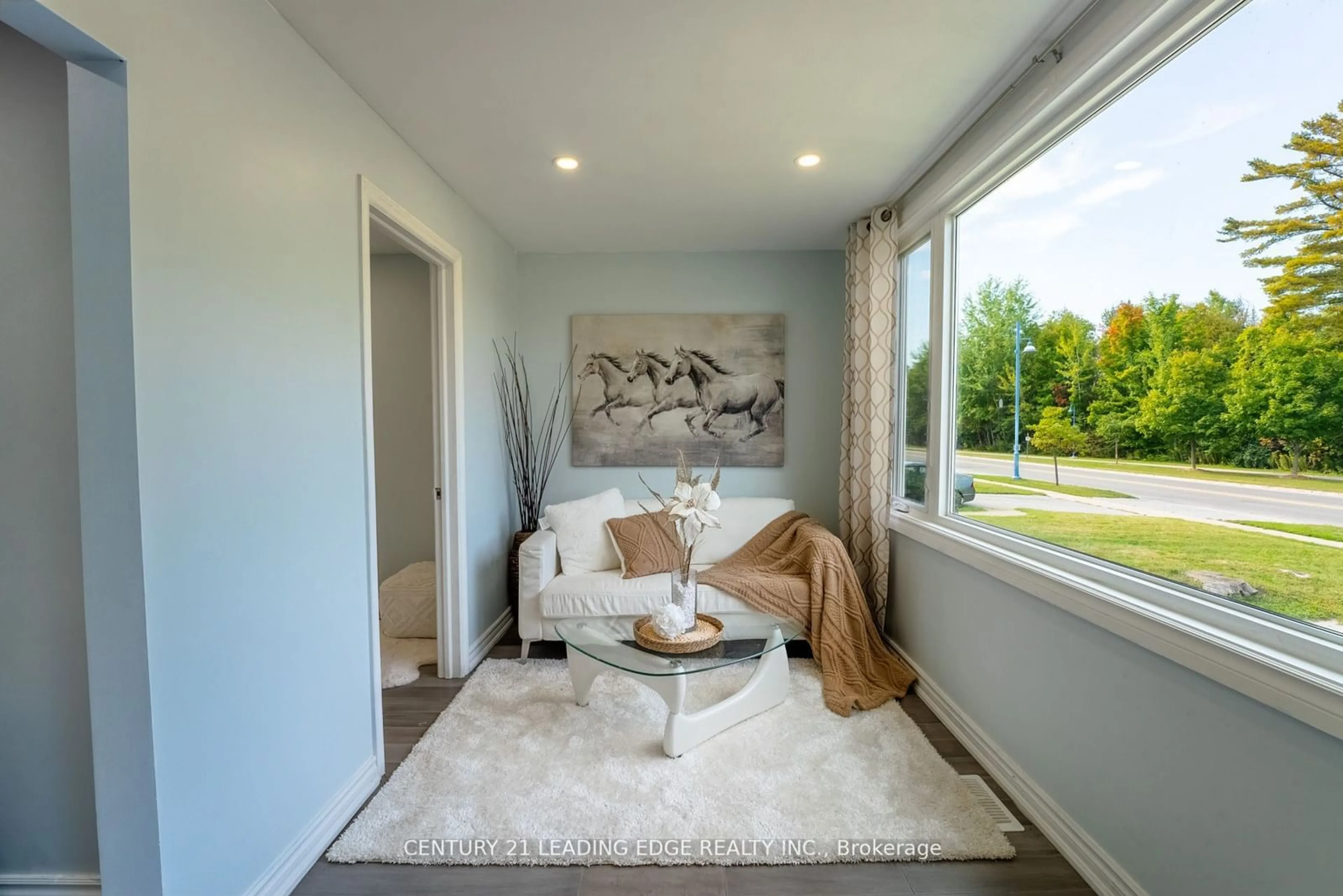 Indoor entryway, carpet floors for 749 Innisfil Beach Rd, Innisfil Ontario L9S 4E4