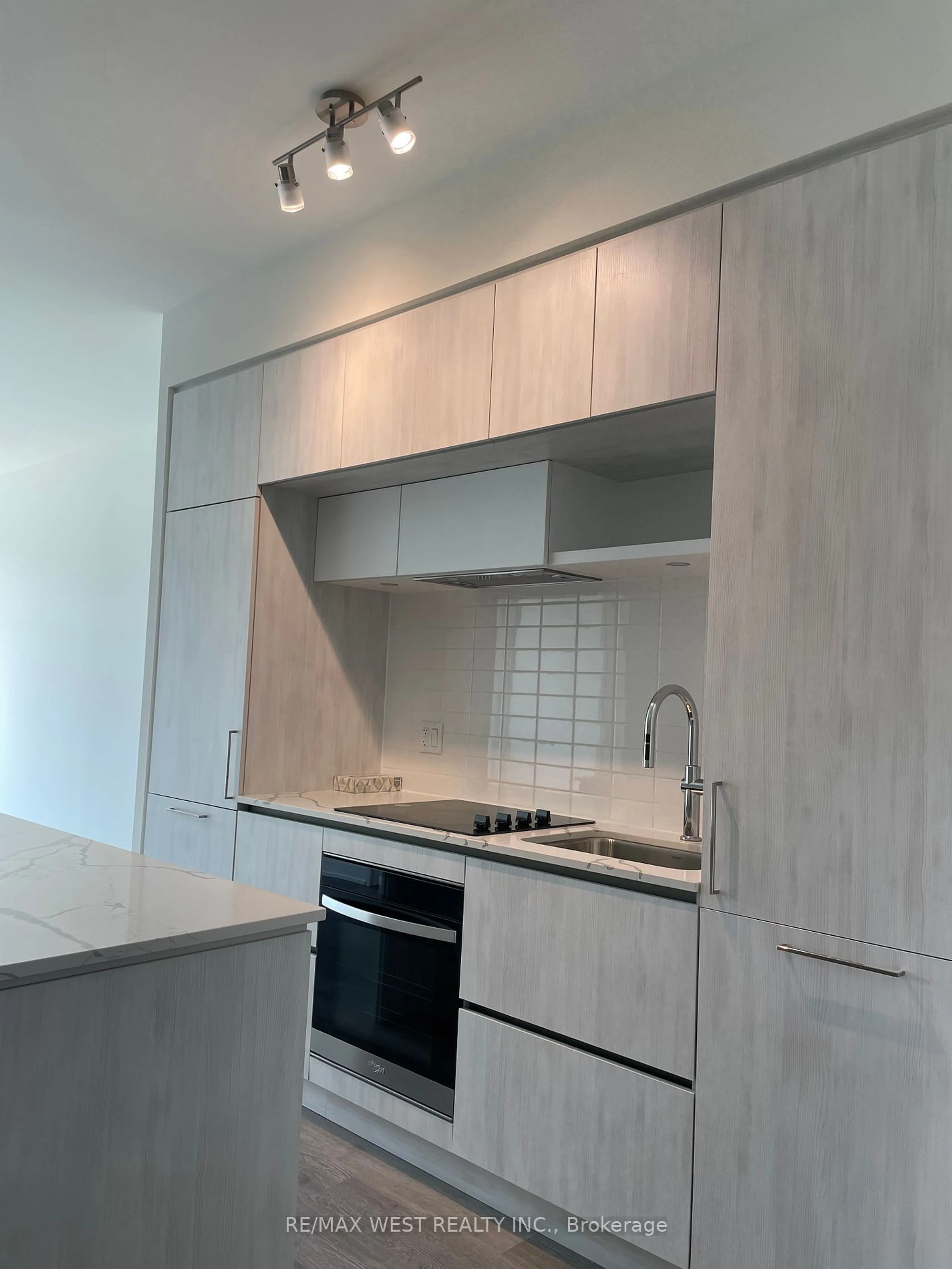 Standard kitchen, not visible floor for 6 DAVID EYER Rd #215, Richmond Hill Ontario L4S 0N6