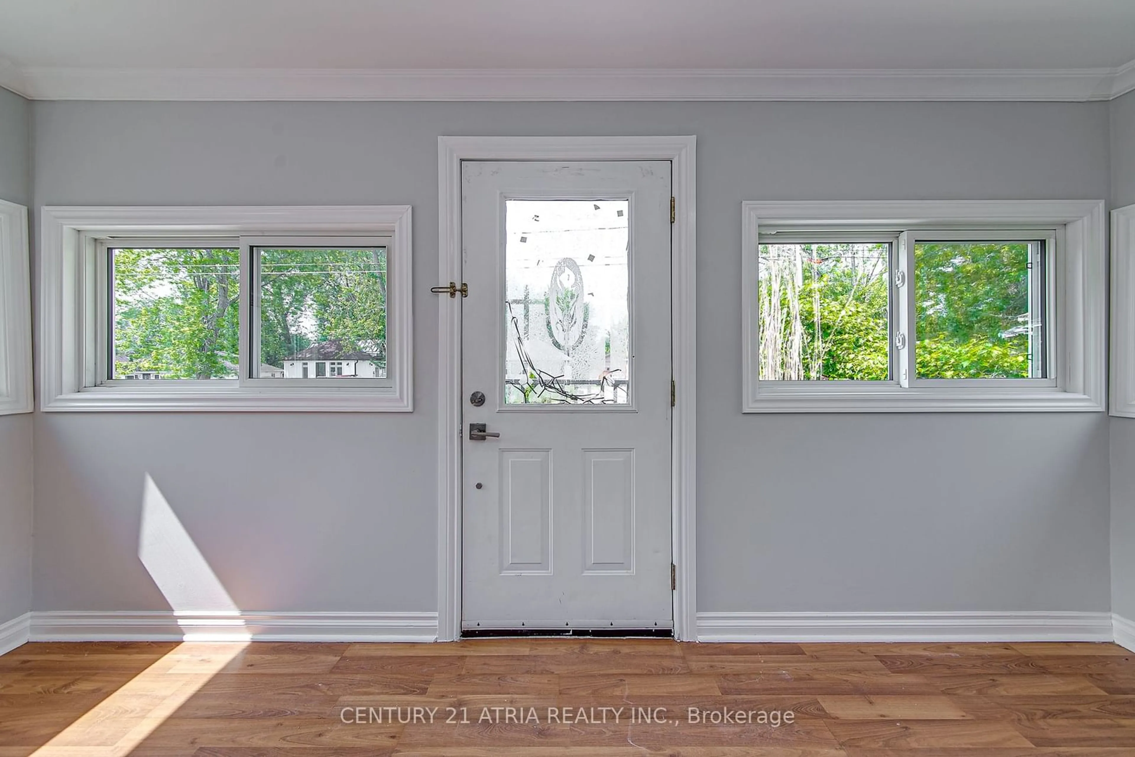 Indoor entryway, wood floors for 904 Maplewood Dr, Innisfil Ontario L9S 1Y7