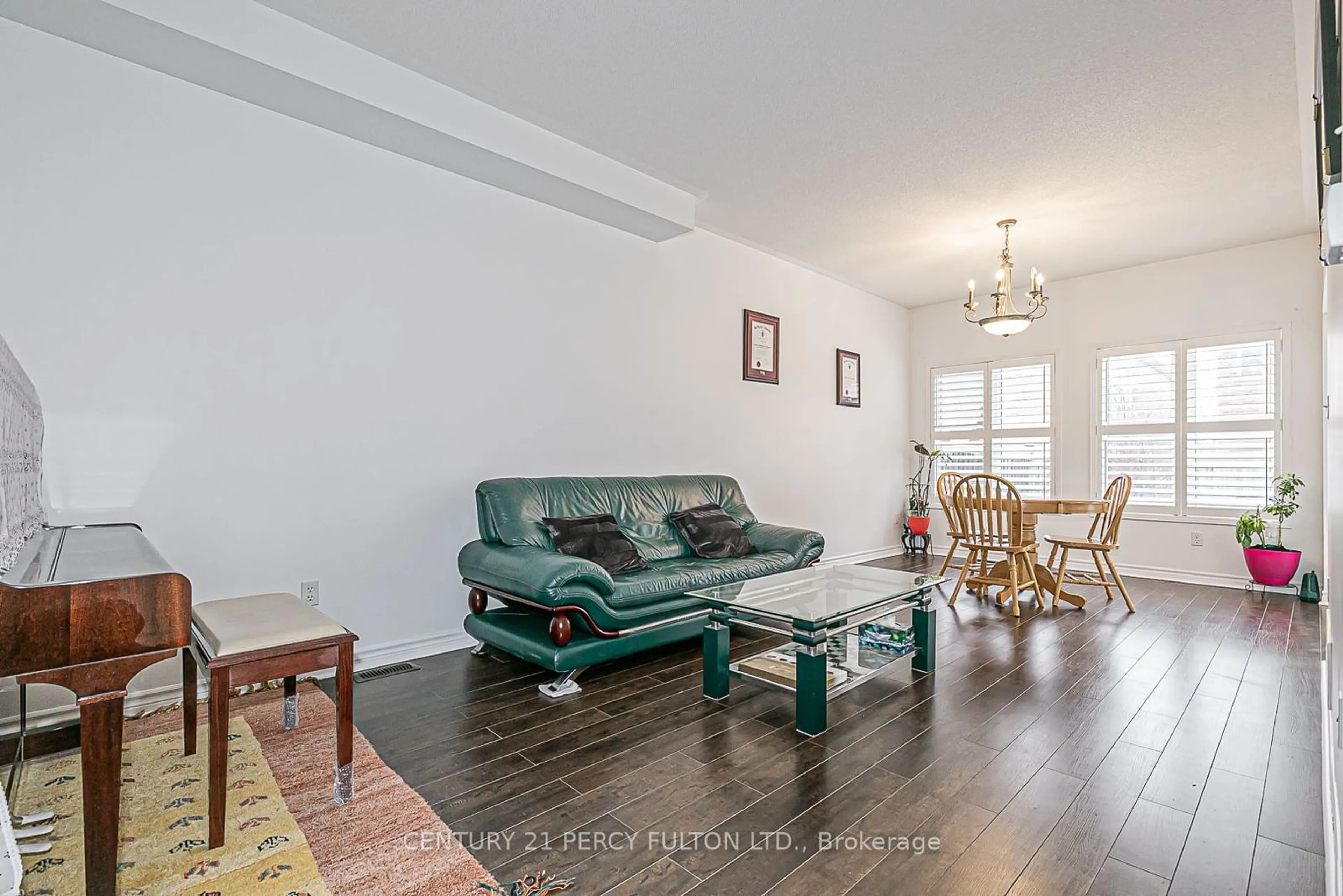 Living room, wood floors for 208 Penndutch Circ, Whitchurch-Stouffville Ontario L4A 0N9