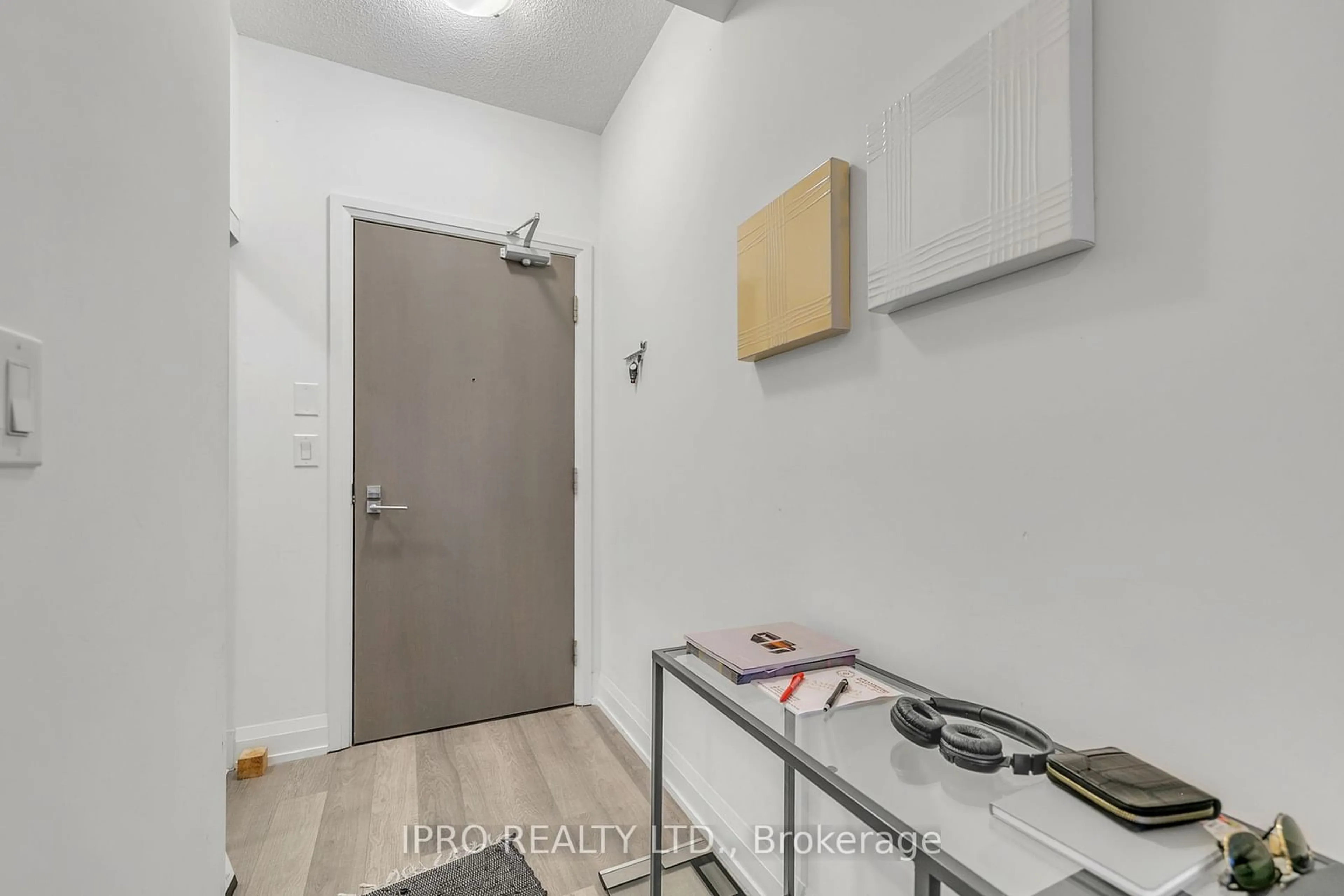 Indoor entryway, unknown floor for 7165 Yonge St #531, Markham Ontario L3T 0C9