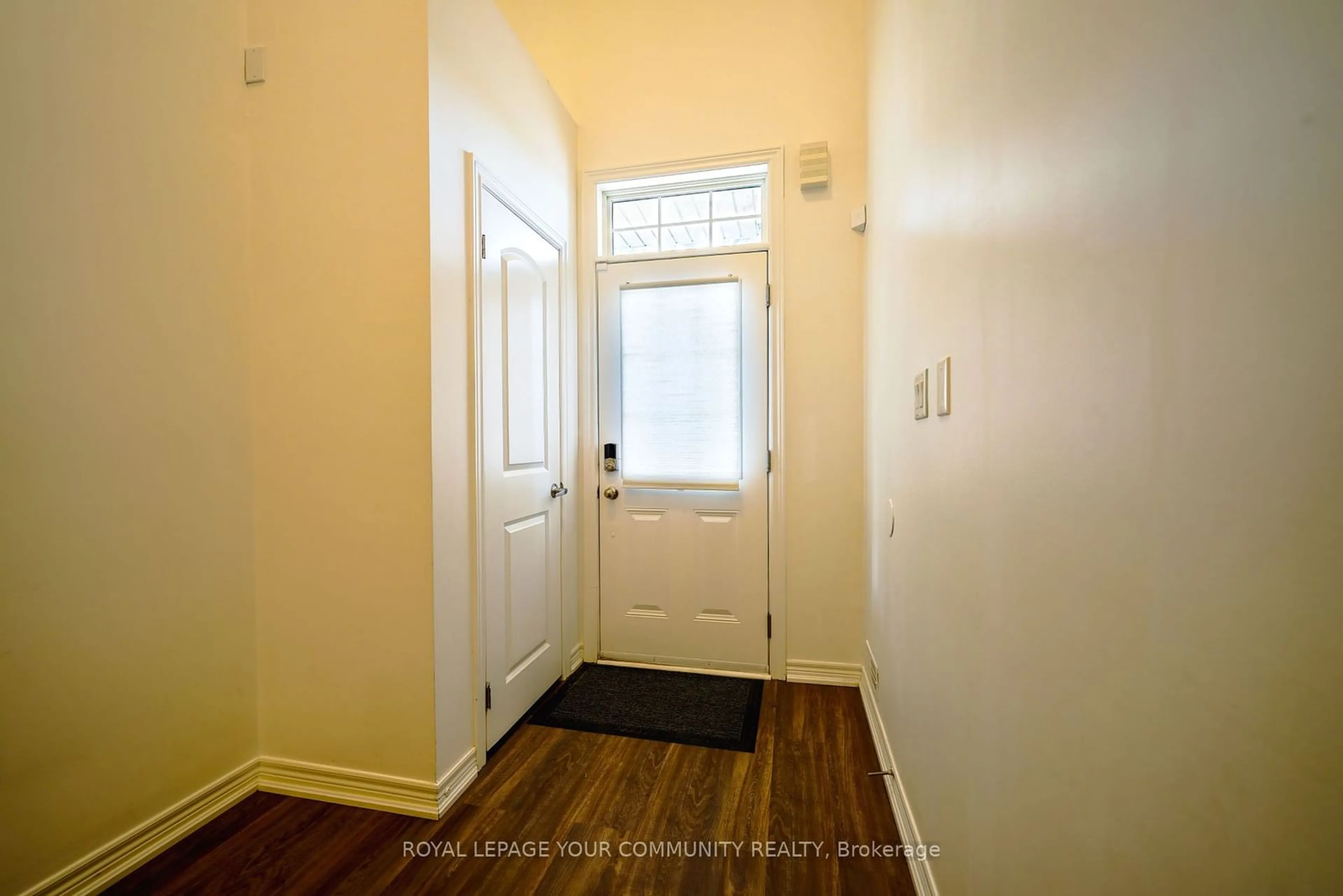 Indoor entryway, wood floors for 9205 Bathurst St #11, Richmond Hill Ontario L4C 0V9