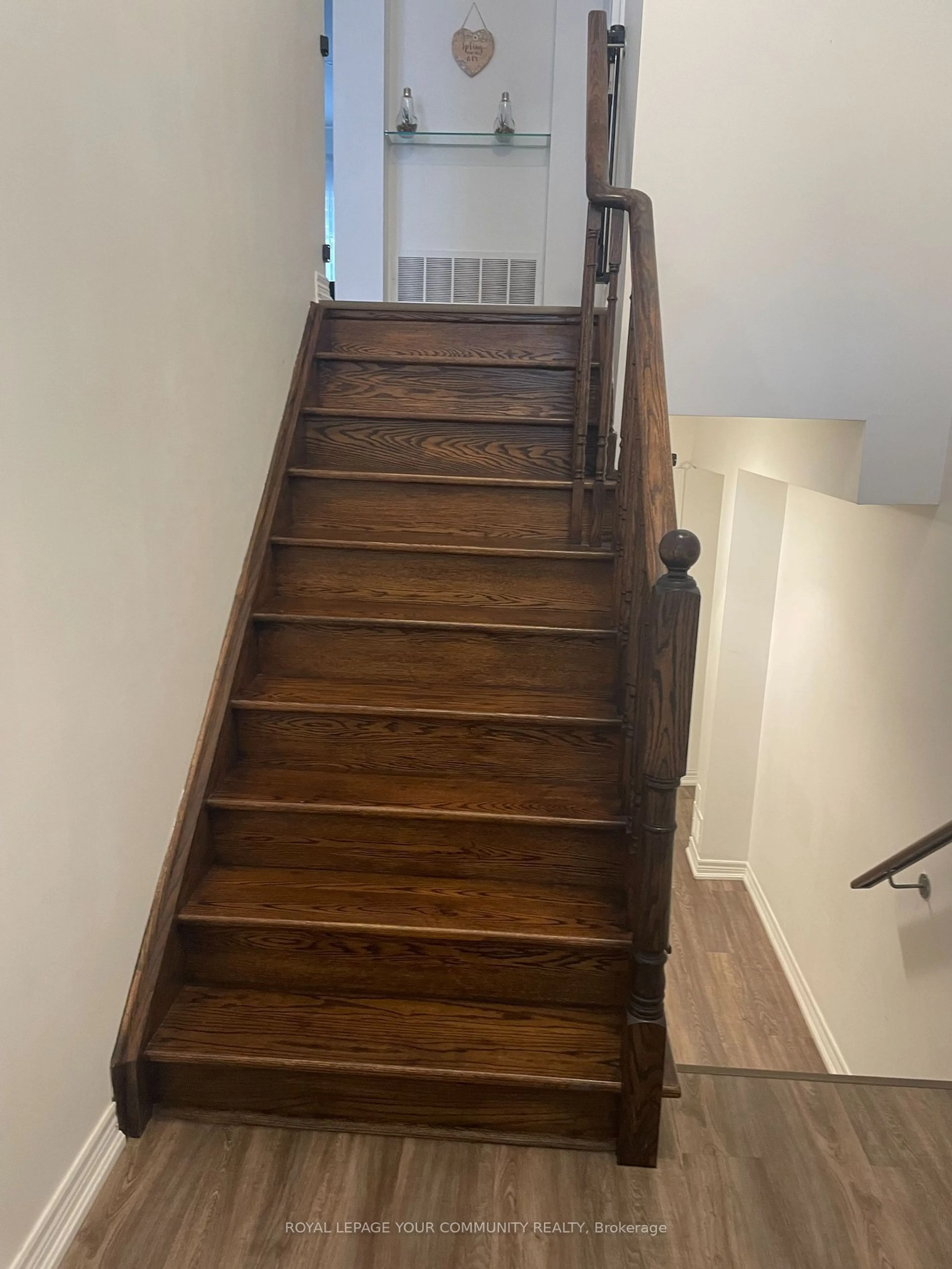 Stairs for 9205 Bathurst St #11, Richmond Hill Ontario L4C 0V9