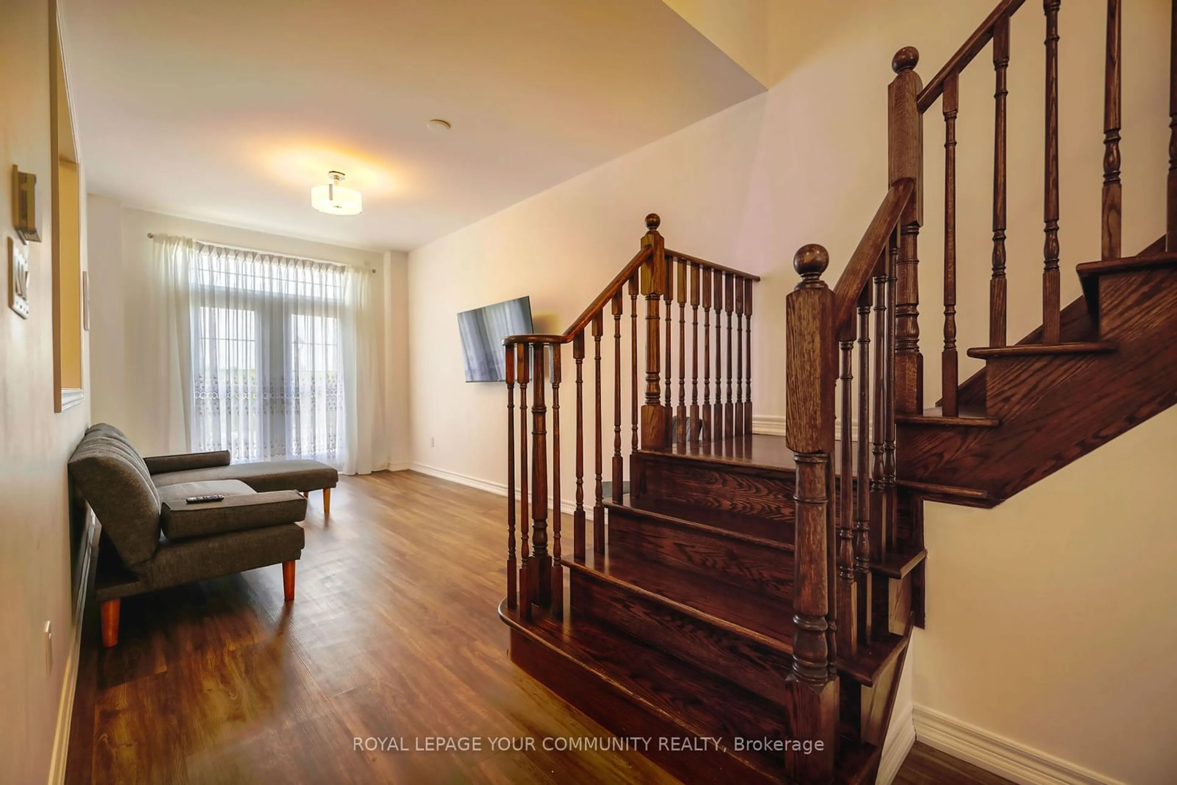 Indoor foyer, wood floors for 9205 Bathurst St #11, Richmond Hill Ontario L4C 0V9