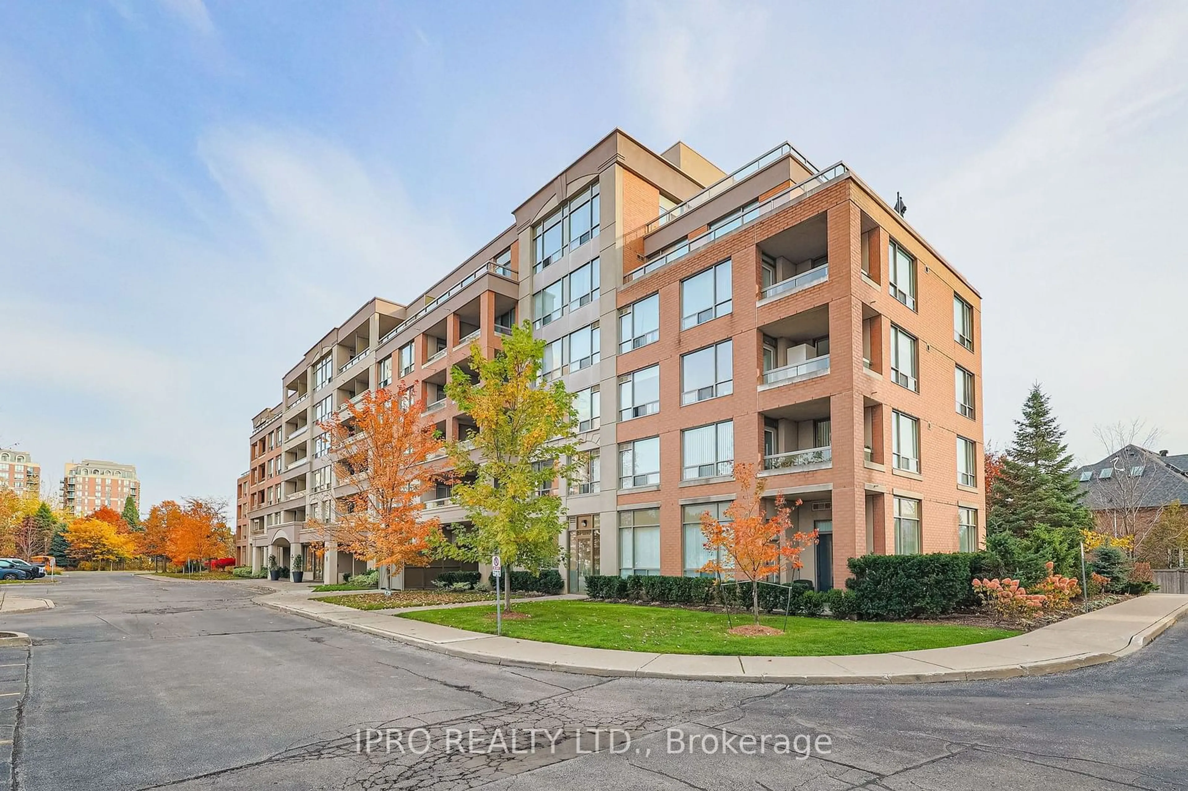 A pic from exterior of the house or condo, the street view for 19 Northern Heights Dr #107, Richmond Hill Ontario L4B 4M4