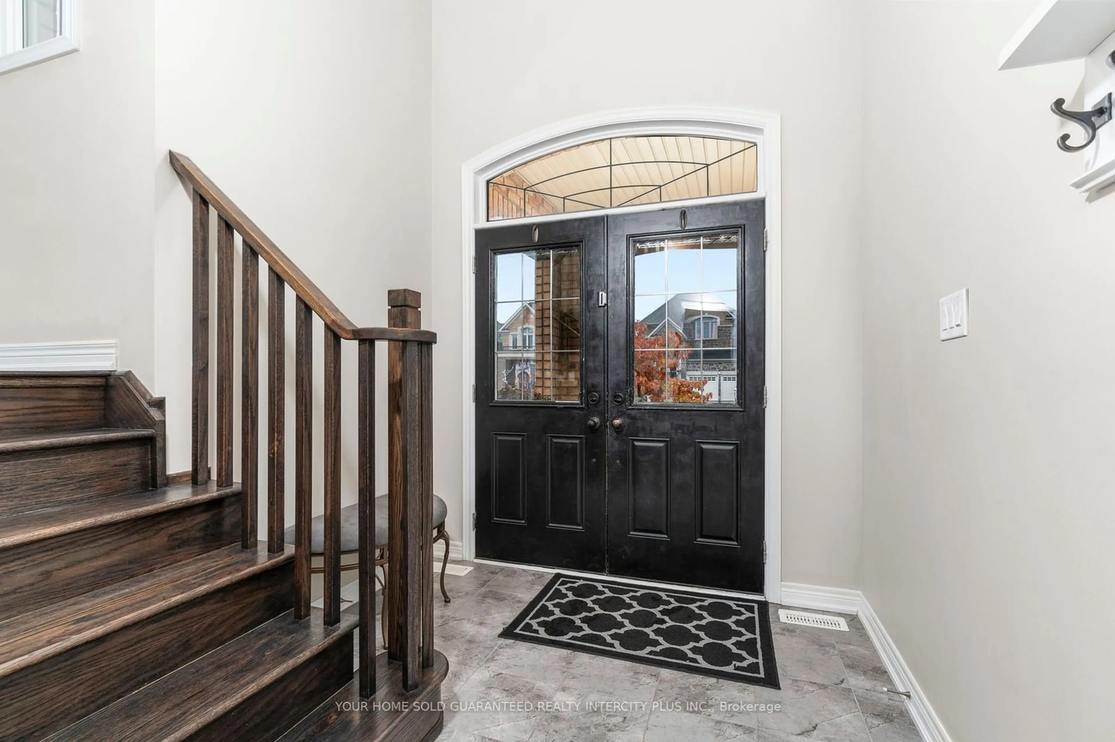 Indoor entryway, wood floors for 2061 Webster Blvd, Innisfil Ontario L9S 2A3