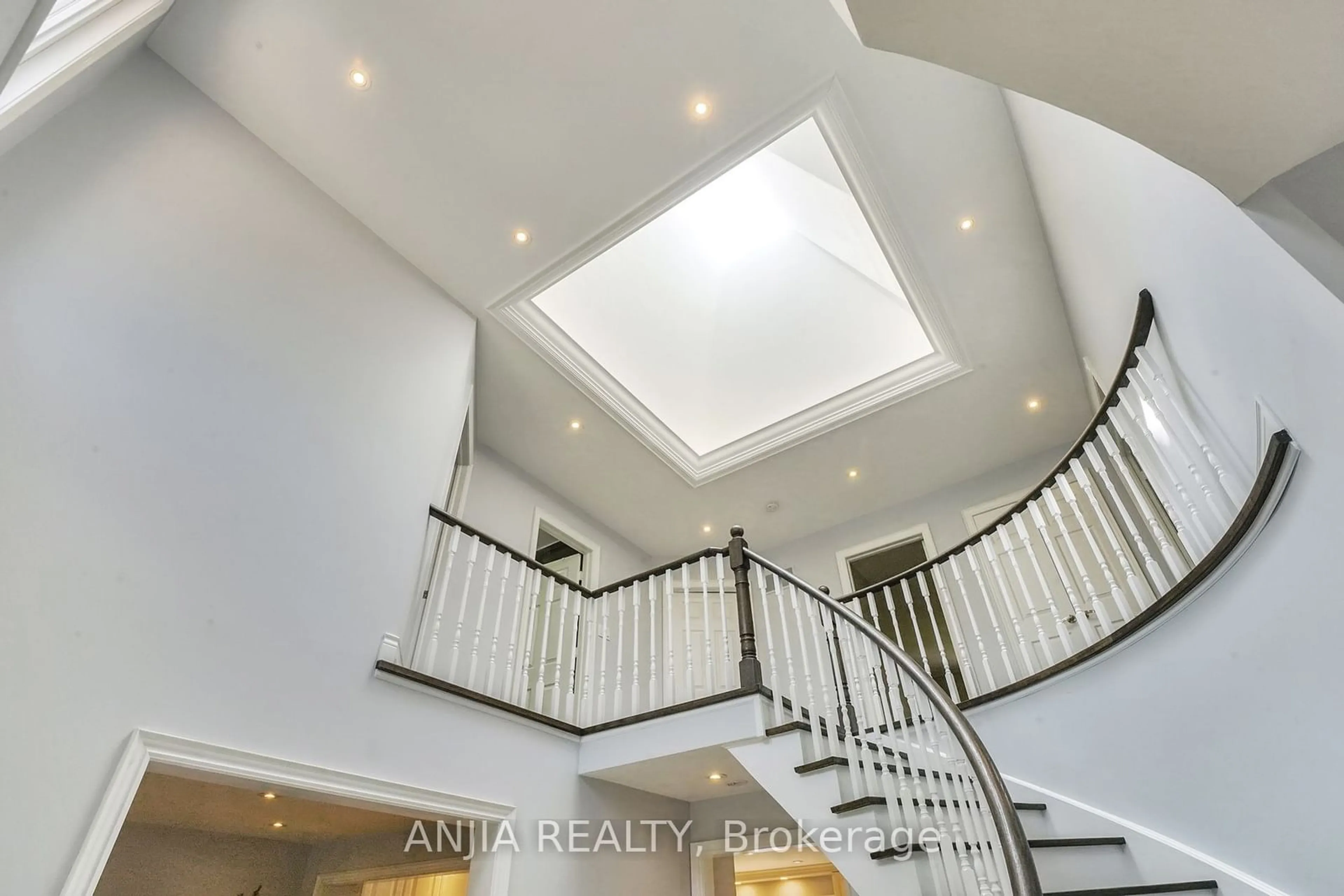 Indoor foyer for 28 Holbrook Crt, Markham Ontario L3R 7P8