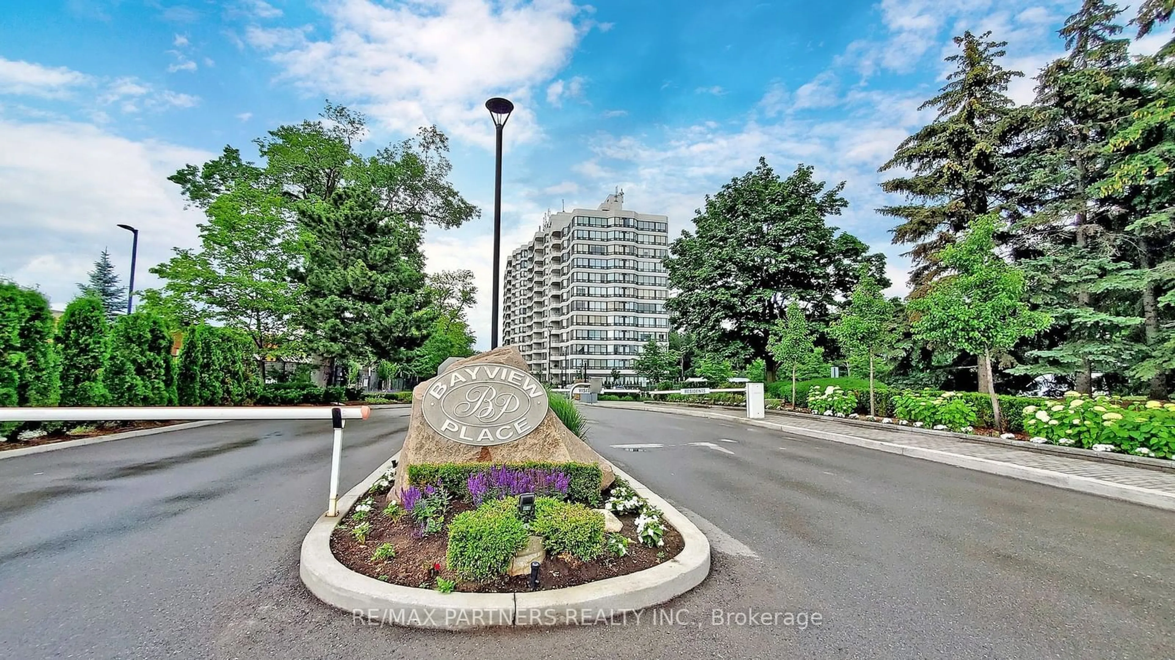 A pic from exterior of the house or condo, the street view for 8501 Bayview Ave #907, Richmond Hill Ontario L4B 3J7