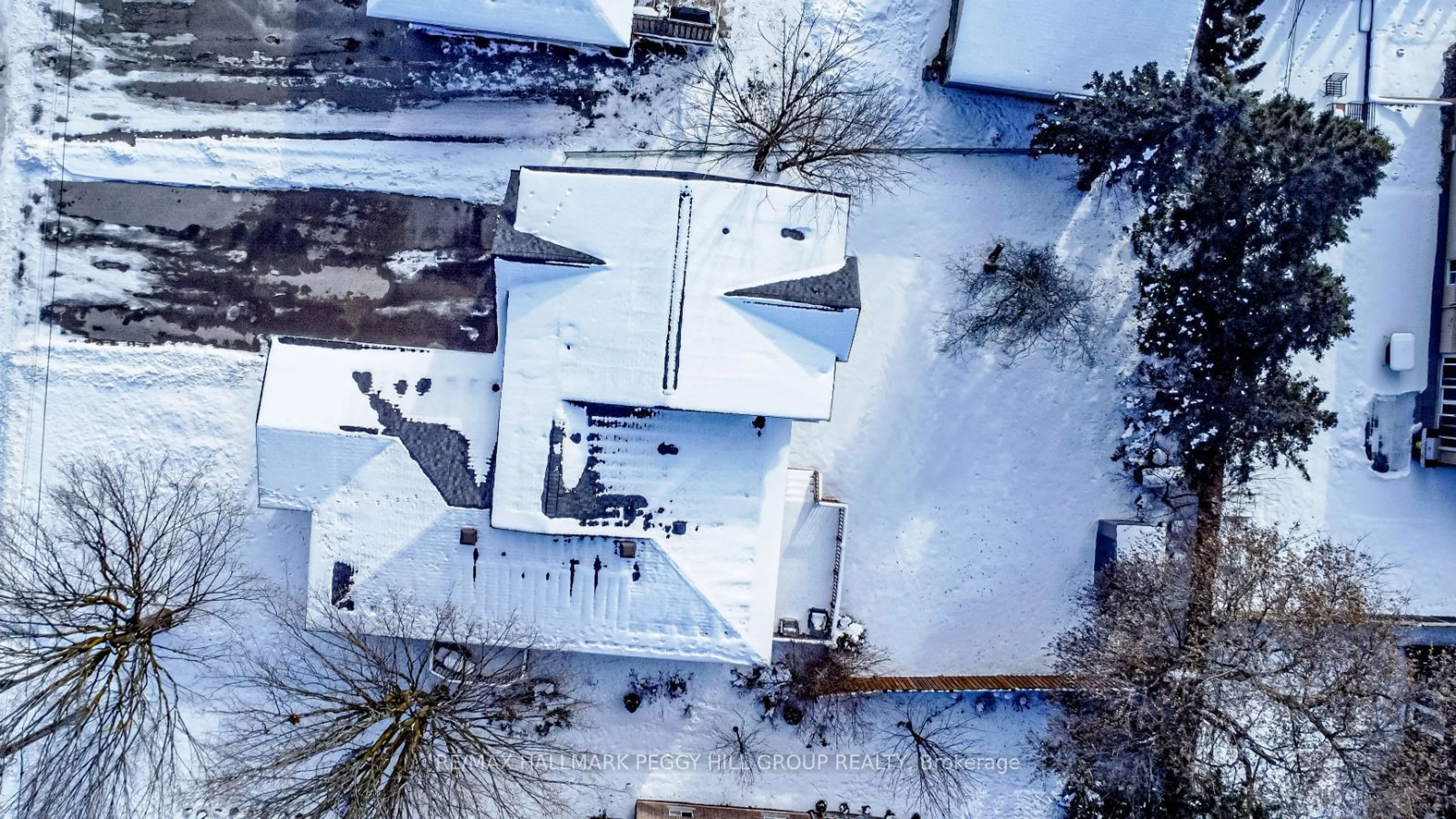 A pic from outside/outdoor area/front of a property/back of a property/a pic from drone, unknown for 12 Centre St, Innisfil Ontario L0L 1L0