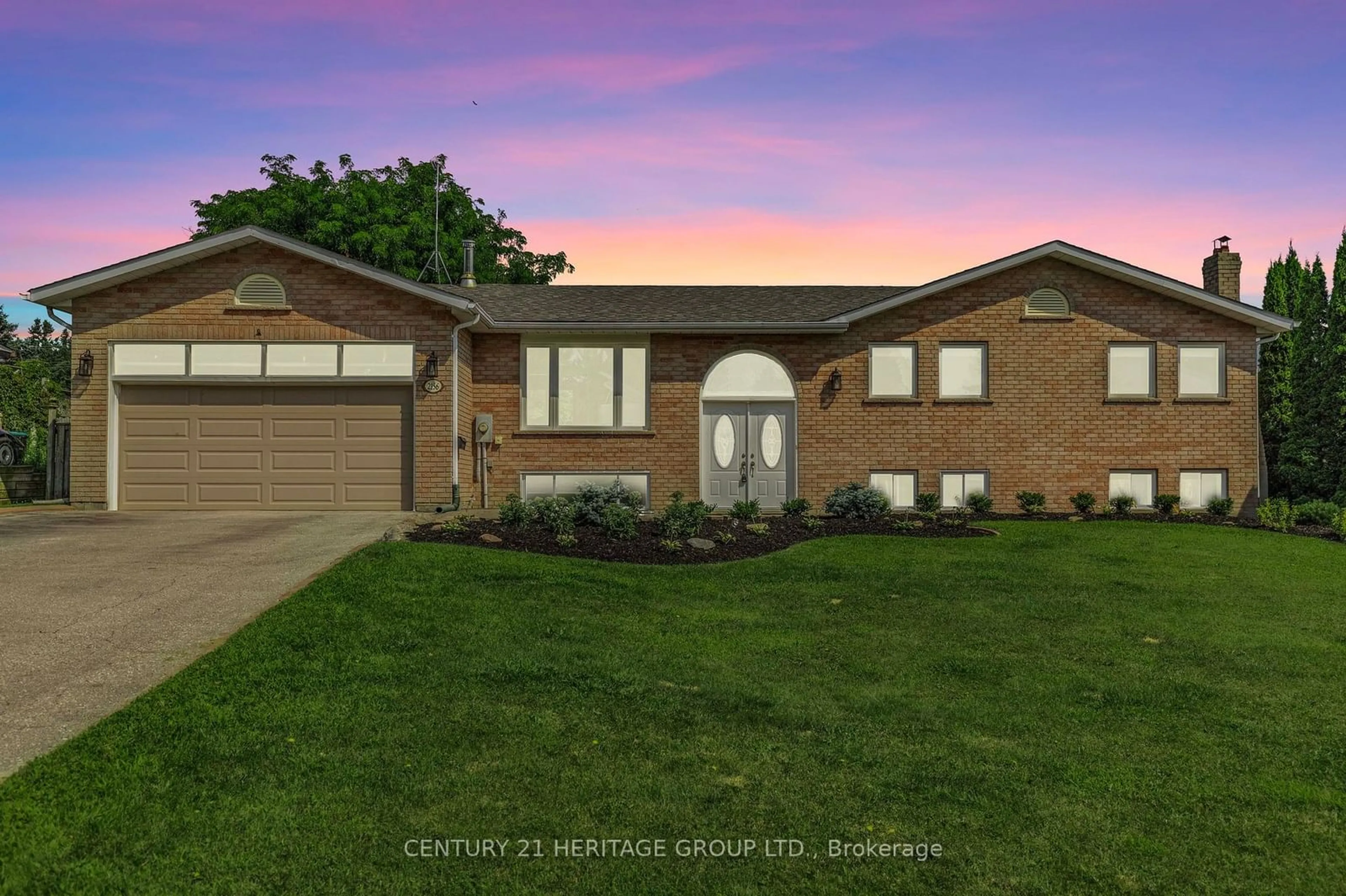 Frontside or backside of a home, cottage for 2156 Fennell Dr, Innisfil Ontario L0L 1R0