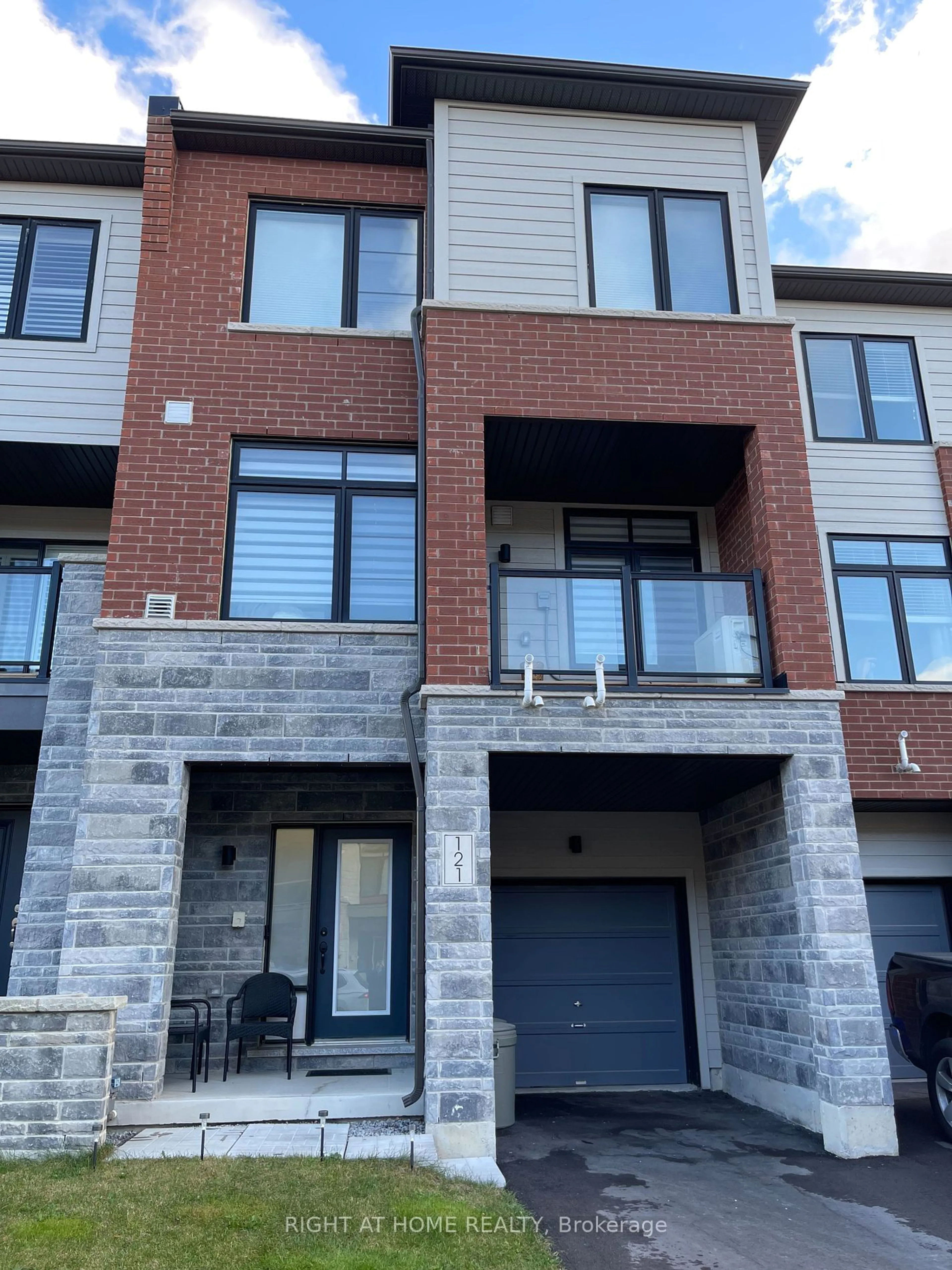 A pic from exterior of the house or condo, the front or back of building for 121 Bravo Lane, Newmarket Ontario L3X 0L2