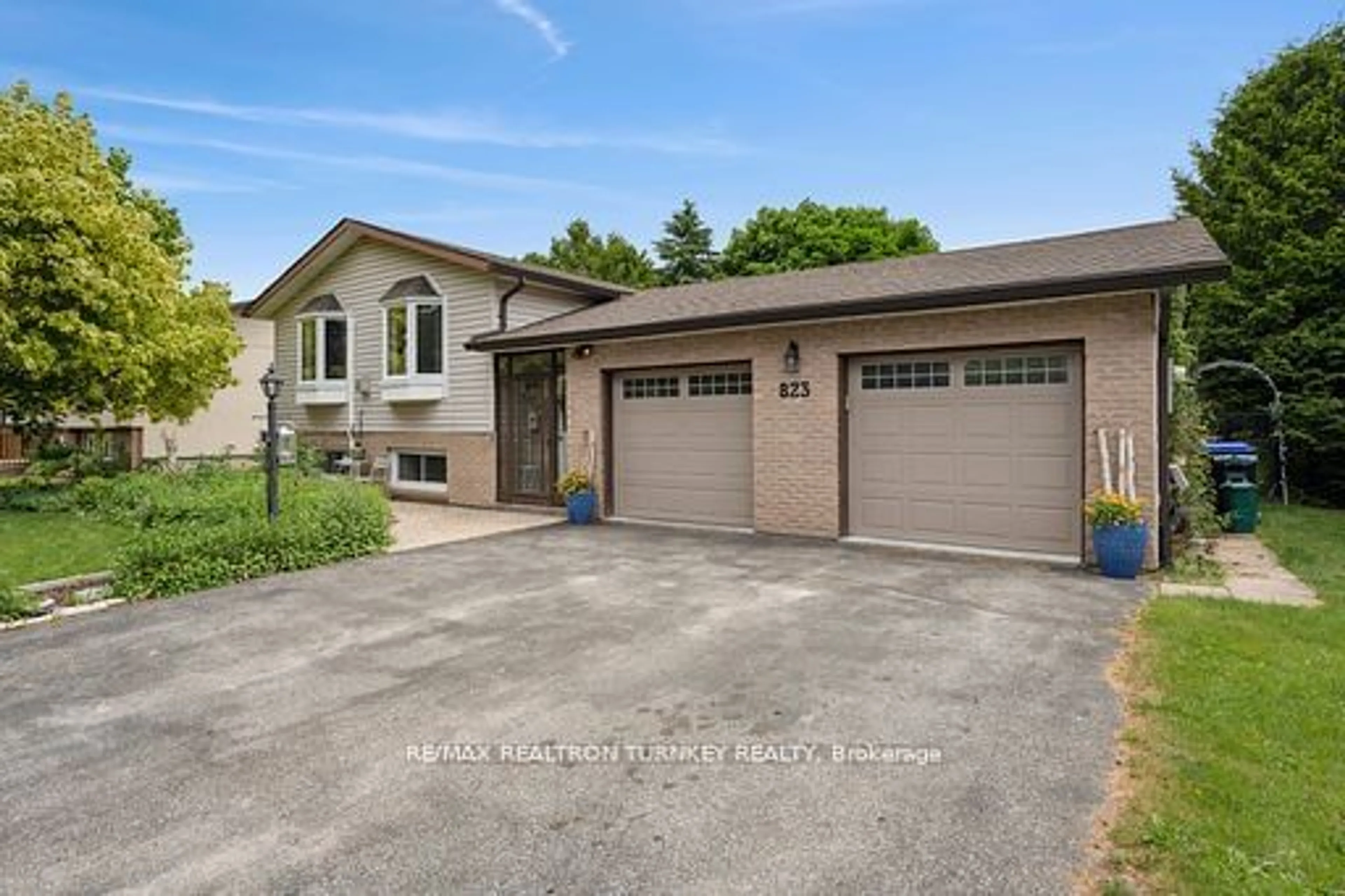 Frontside or backside of a home, cottage for 823 Church Dr, Innisfil Ontario L0L 1W0