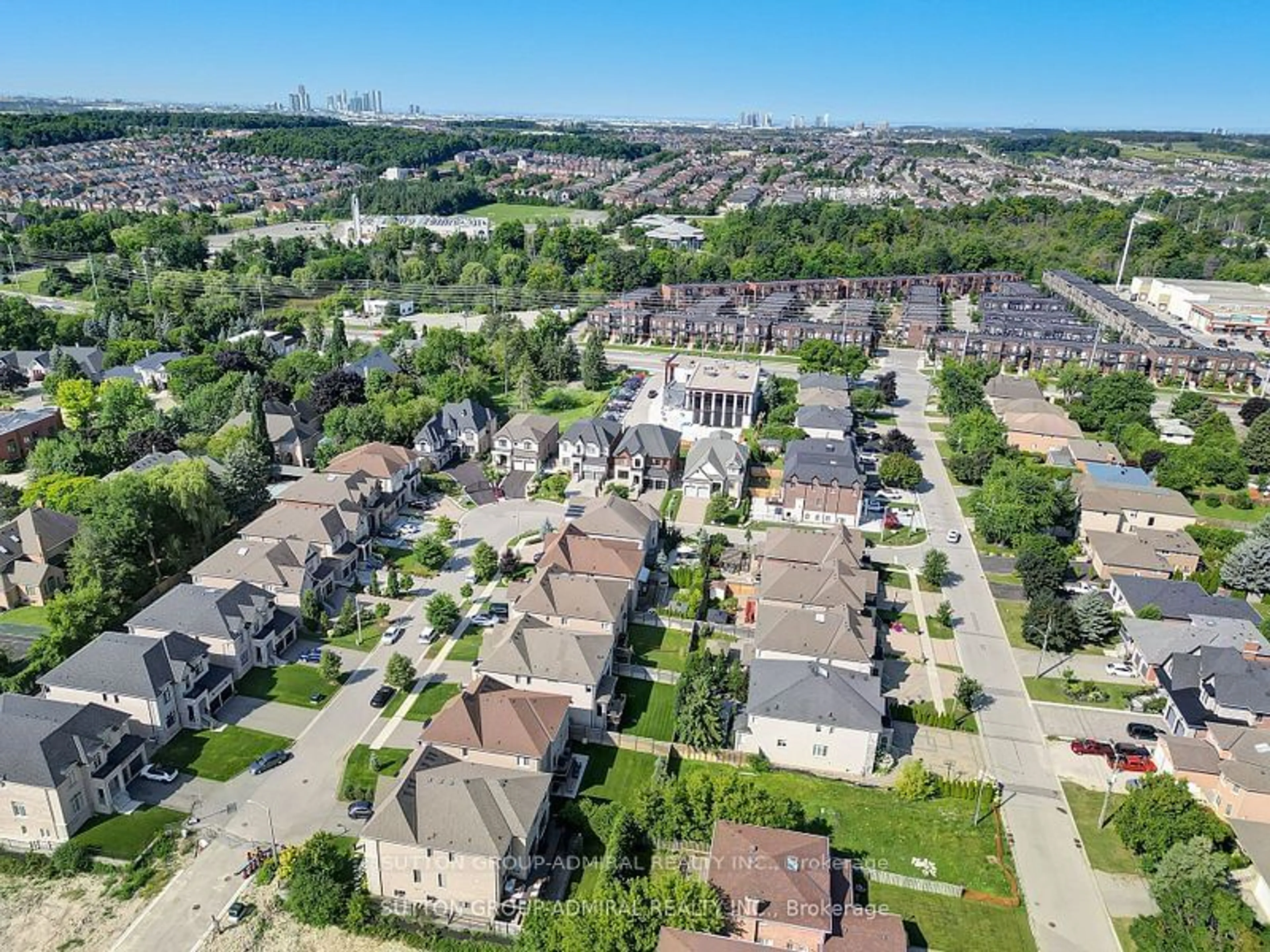 A pic from exterior of the house or condo, the street view for 15 Day Lily Cres, Richmond Hill Ontario L4C 0W3