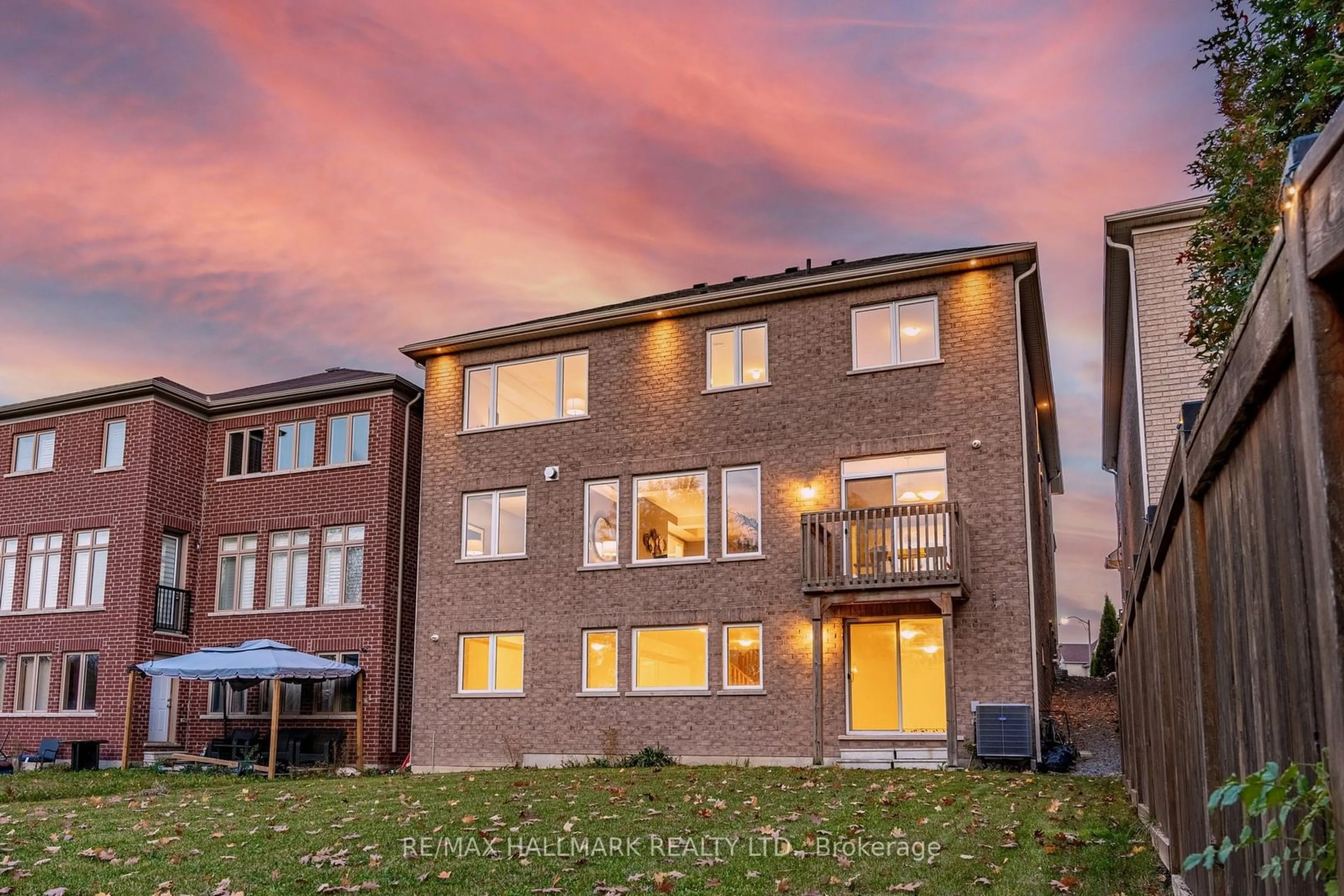 A pic from exterior of the house or condo, the front or back of building for 32 Forest Edge Cres, East Gwillimbury Ontario L9N 0S6