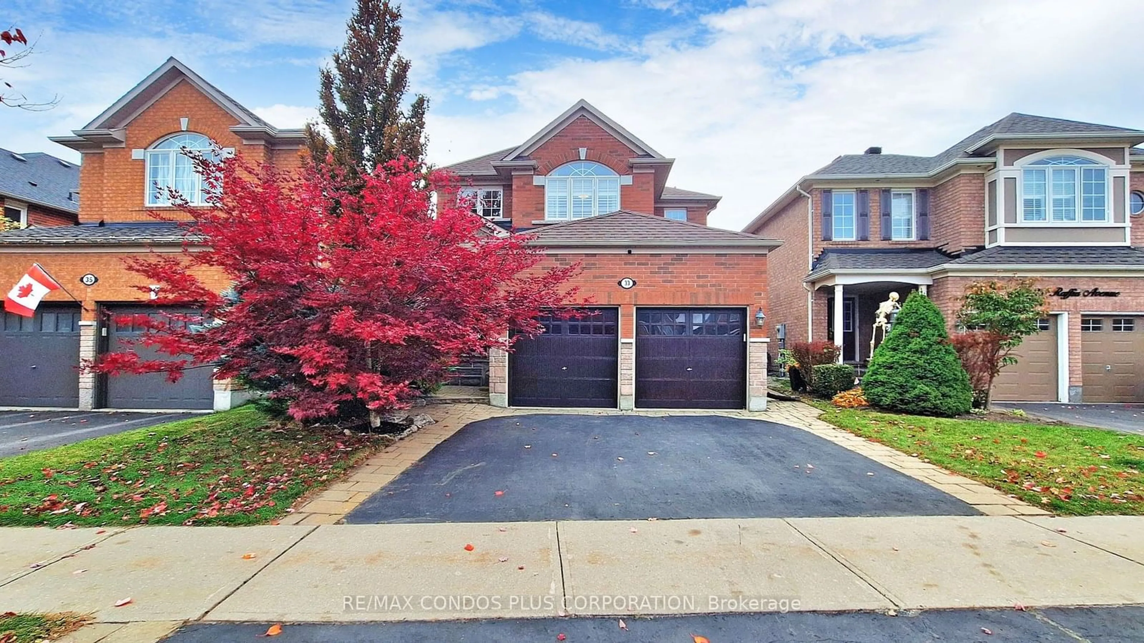 Home with brick exterior material for 33 Raffia Ave, Richmond Hill Ontario L4E 4N1