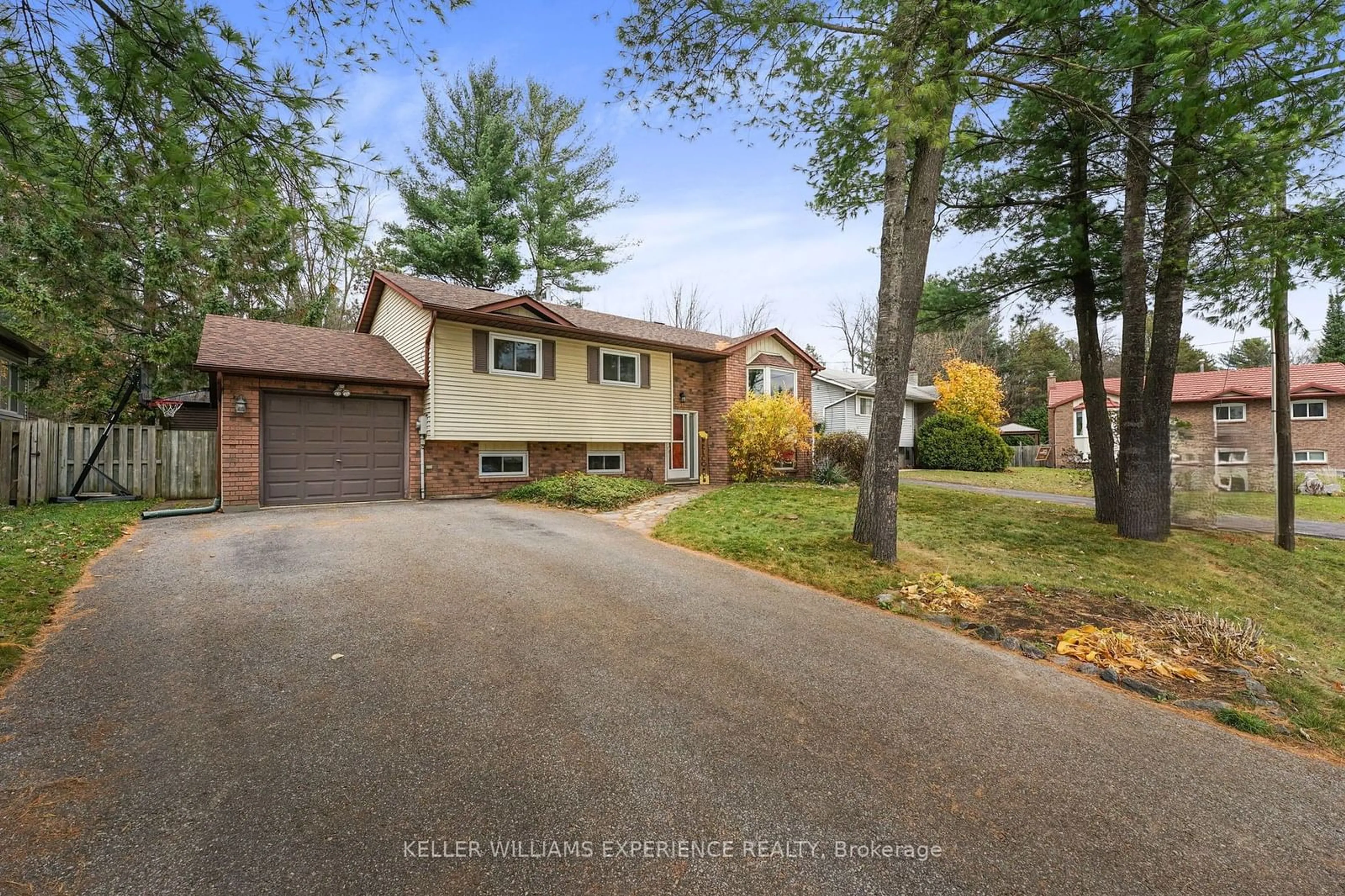 Frontside or backside of a home, the street view for 51 SUMMERSET Pl, Essa Ontario L0M 1B2