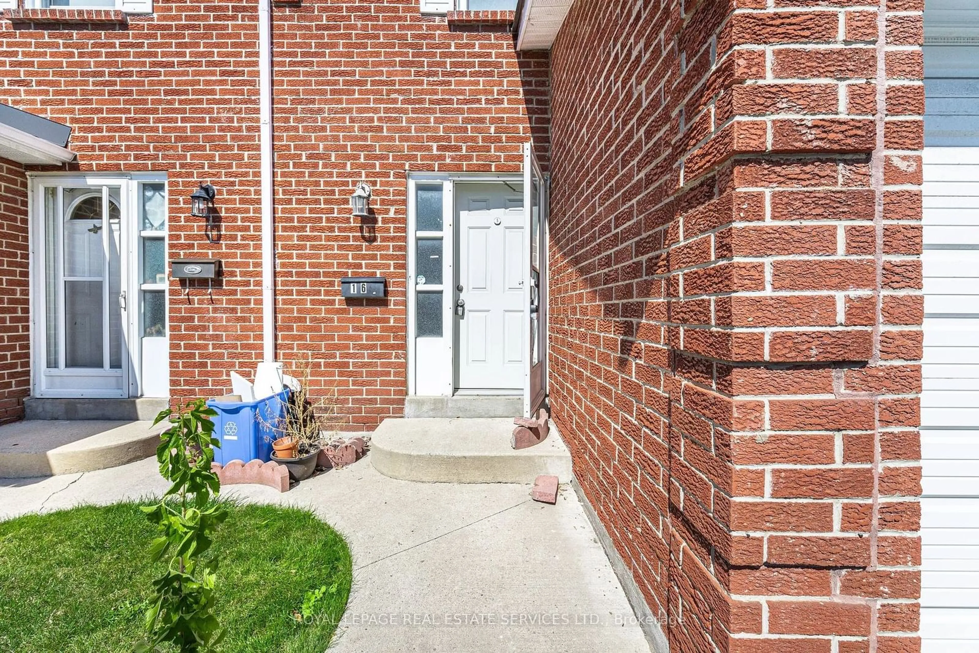 A pic from exterior of the house or condo, the street view for 16 Harper Way #457, Markham Ontario L3T 5A5