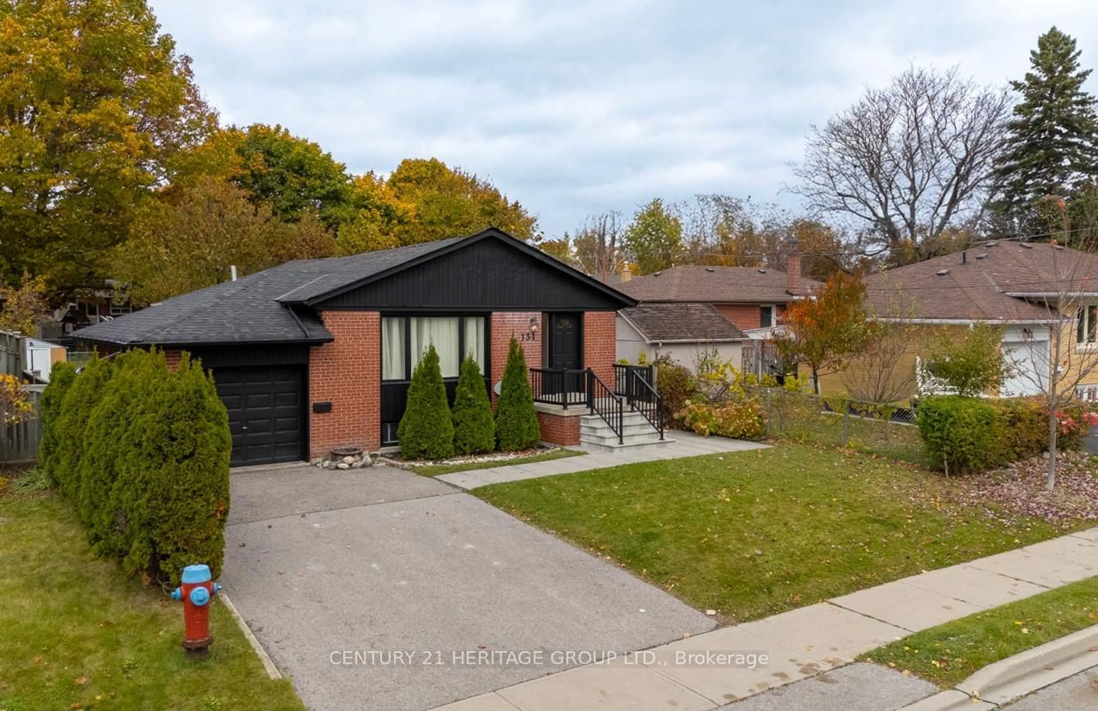 Frontside or backside of a home, the street view for 131 Driscoll Rd, Richmond Hill Ontario L4C 4H6