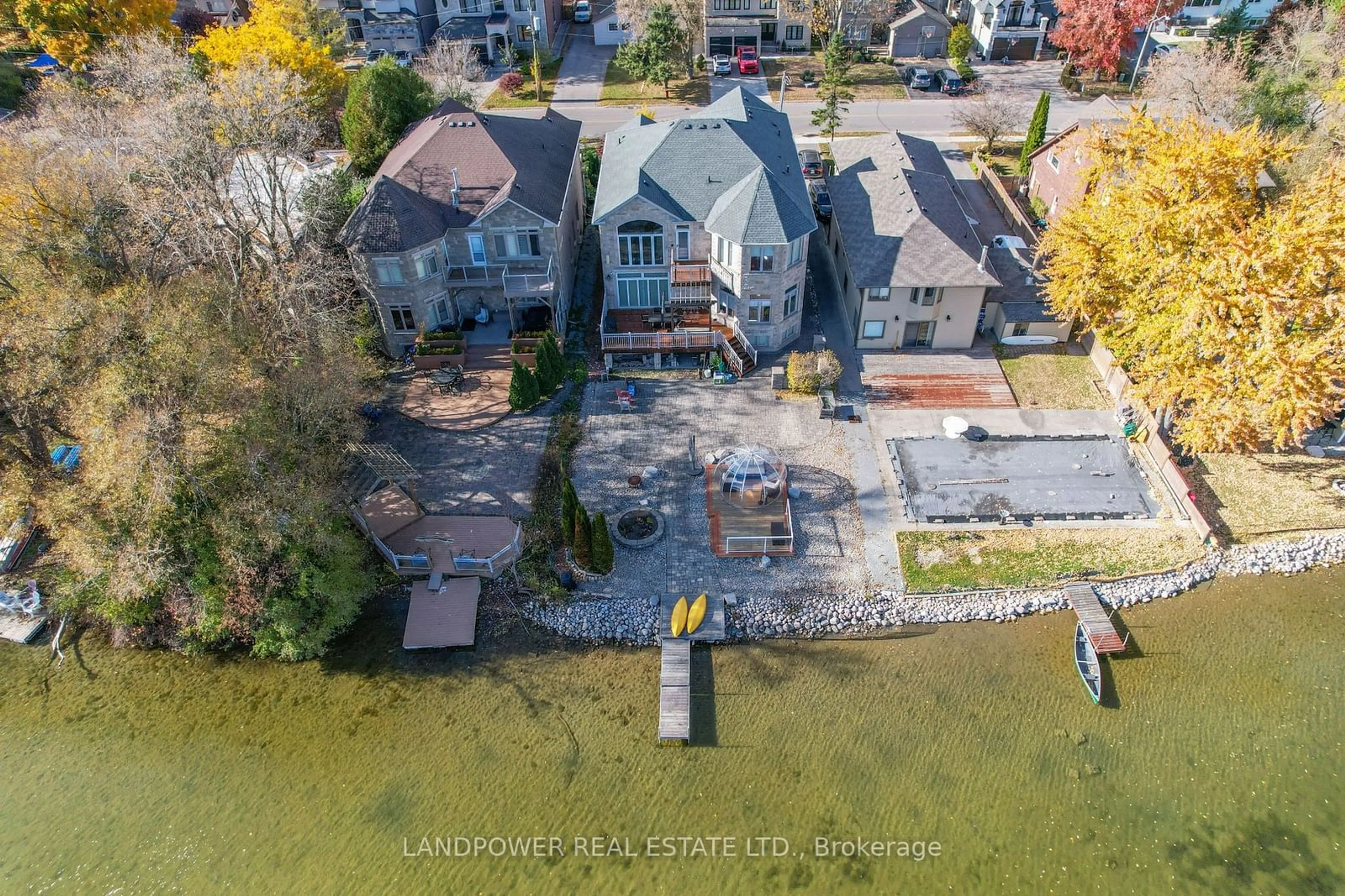 A pic from exterior of the house or condo, cottage for 233 Lakeland Cres, Richmond Hill Ontario L4E 3A7