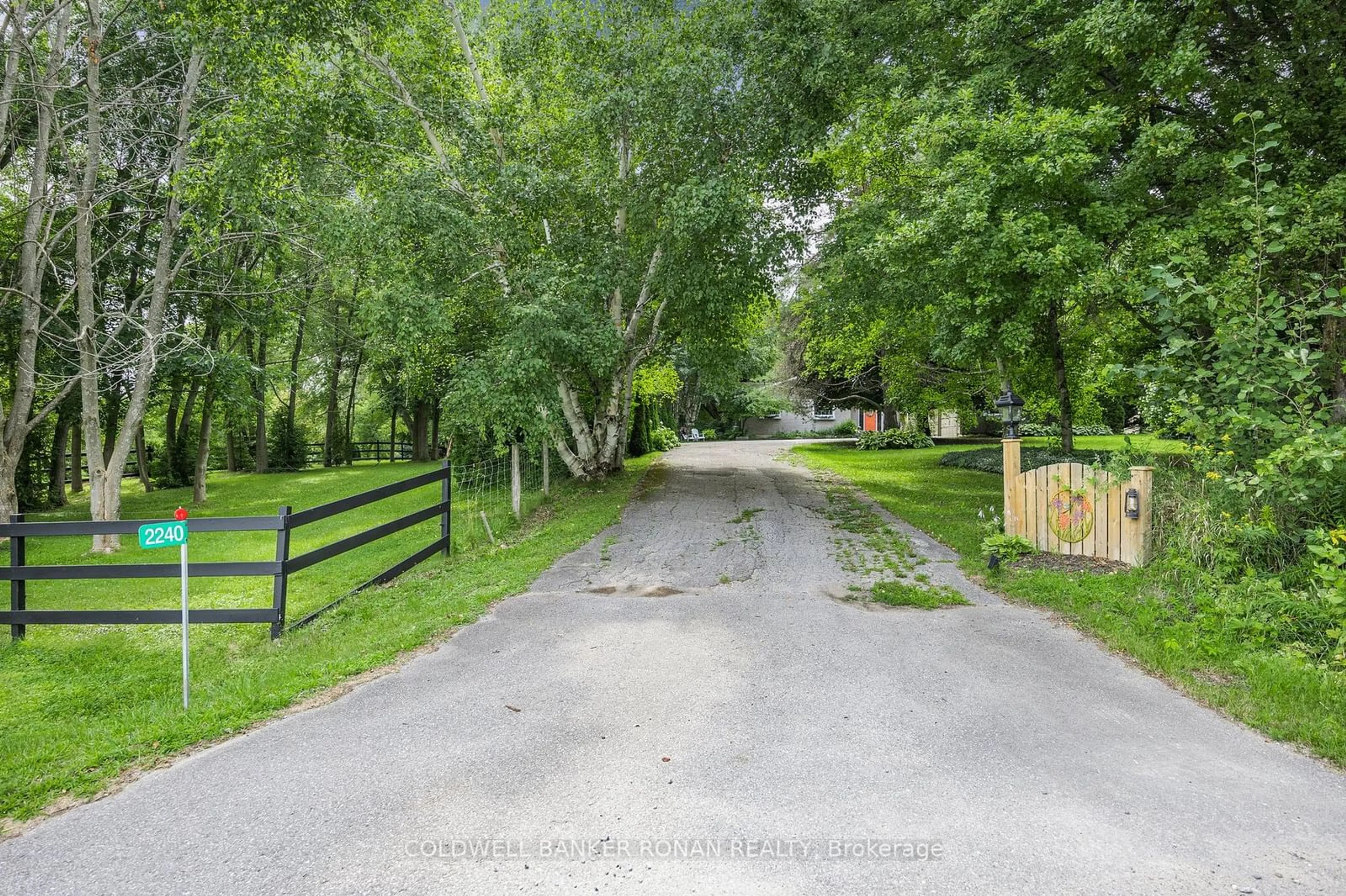 A pic from exterior of the house or condo, the street view for 2240 15th Sdrd, New Tecumseth Ontario L0G 1W0