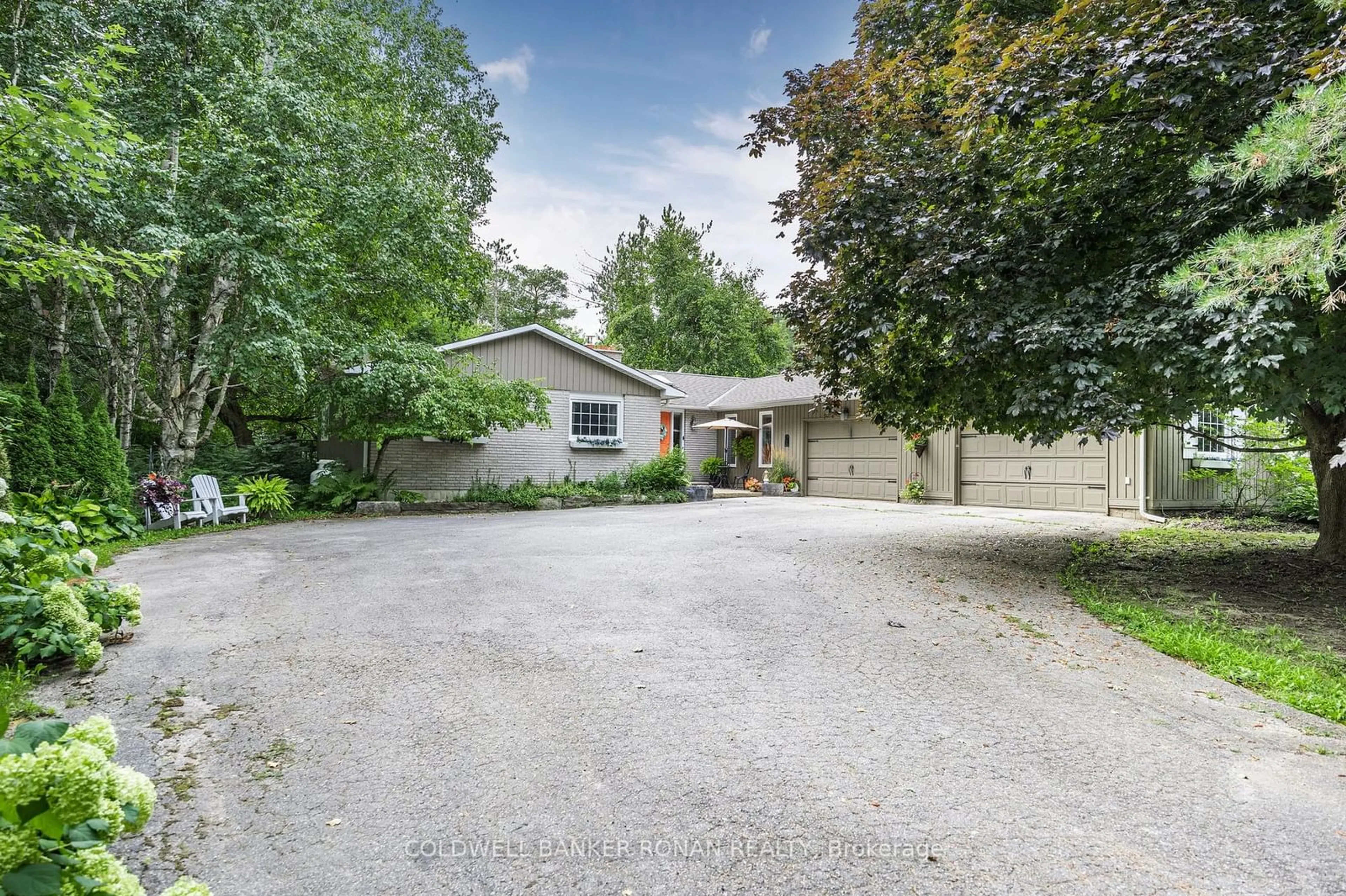 Patio, the street view for 2240 15th Sdrd, New Tecumseth Ontario L0G 1W0