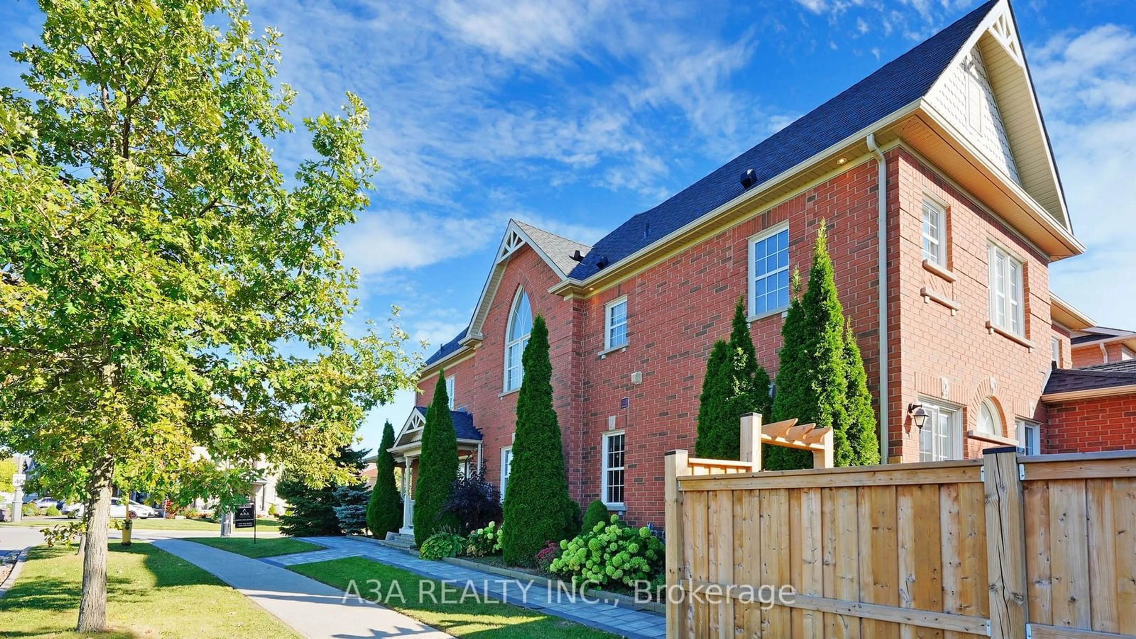 Home with brick exterior material for 2 Four Seasons Cres, East Gwillimbury Ontario L9N 0C2