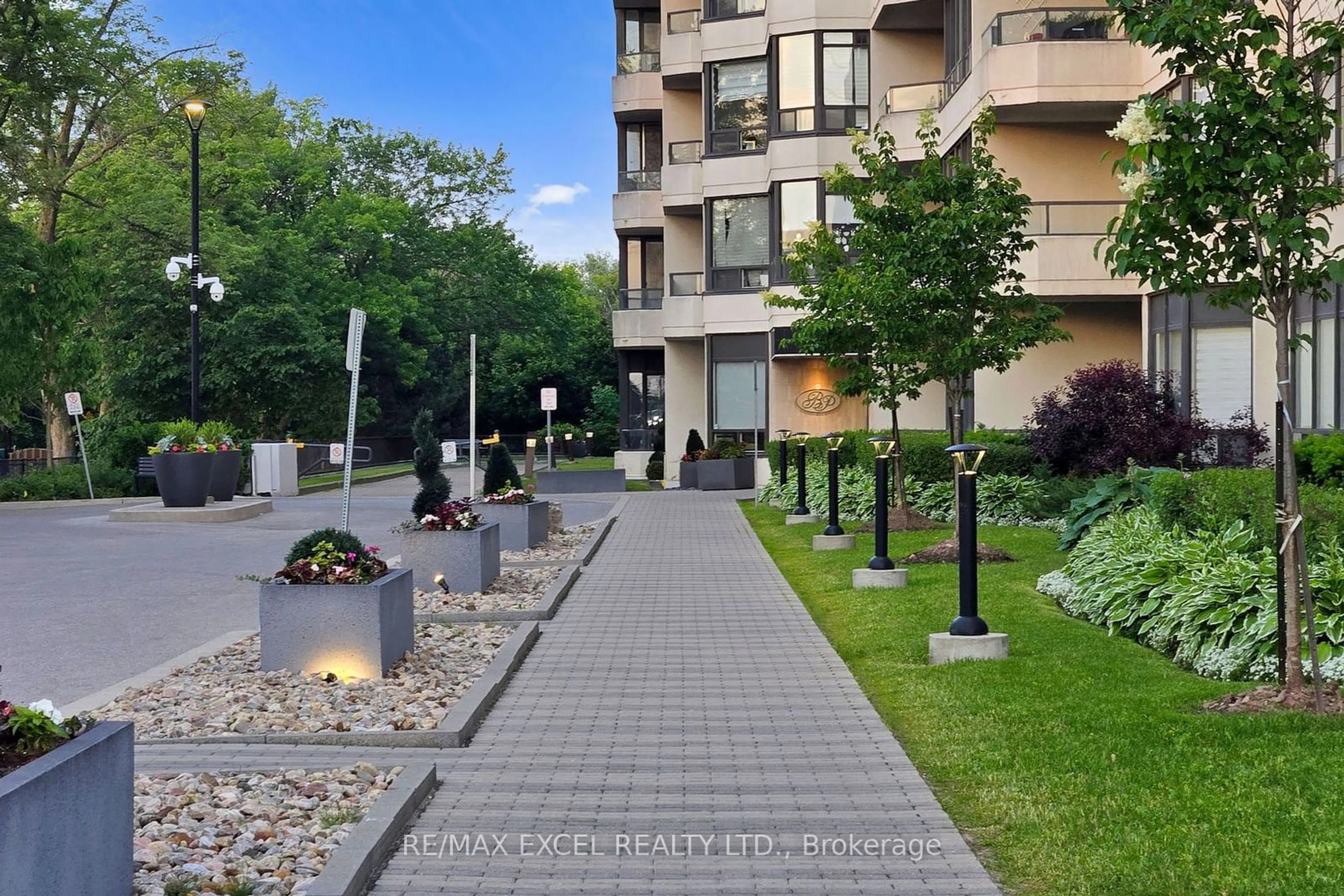 Patio, the street view for 8501 Bayview Ave #808, Richmond Hill Ontario L4B 3J7