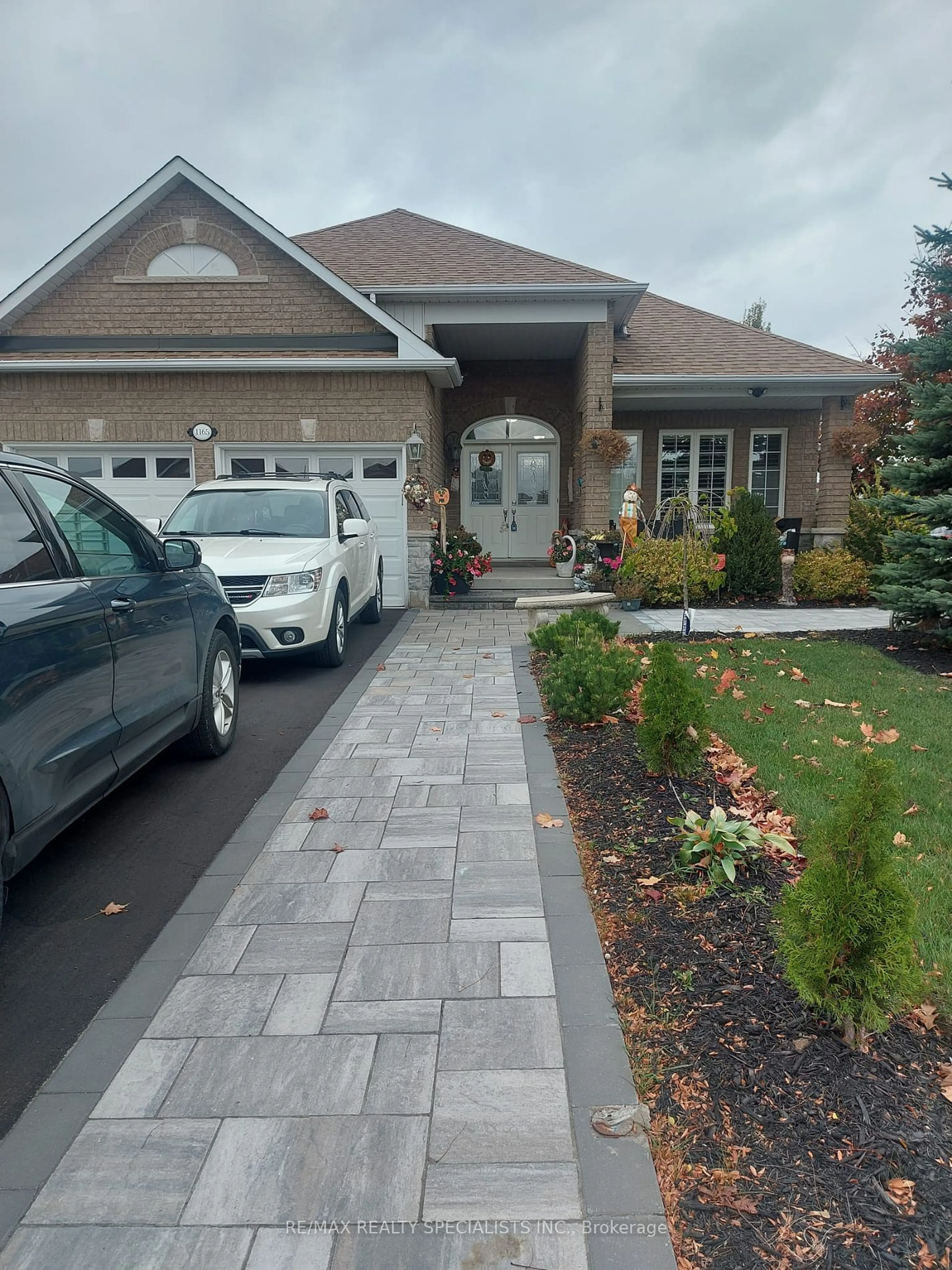 Frontside or backside of a home, the street view for 1165 Mitchell Crt, Innisfil Ontario L9S 5A5