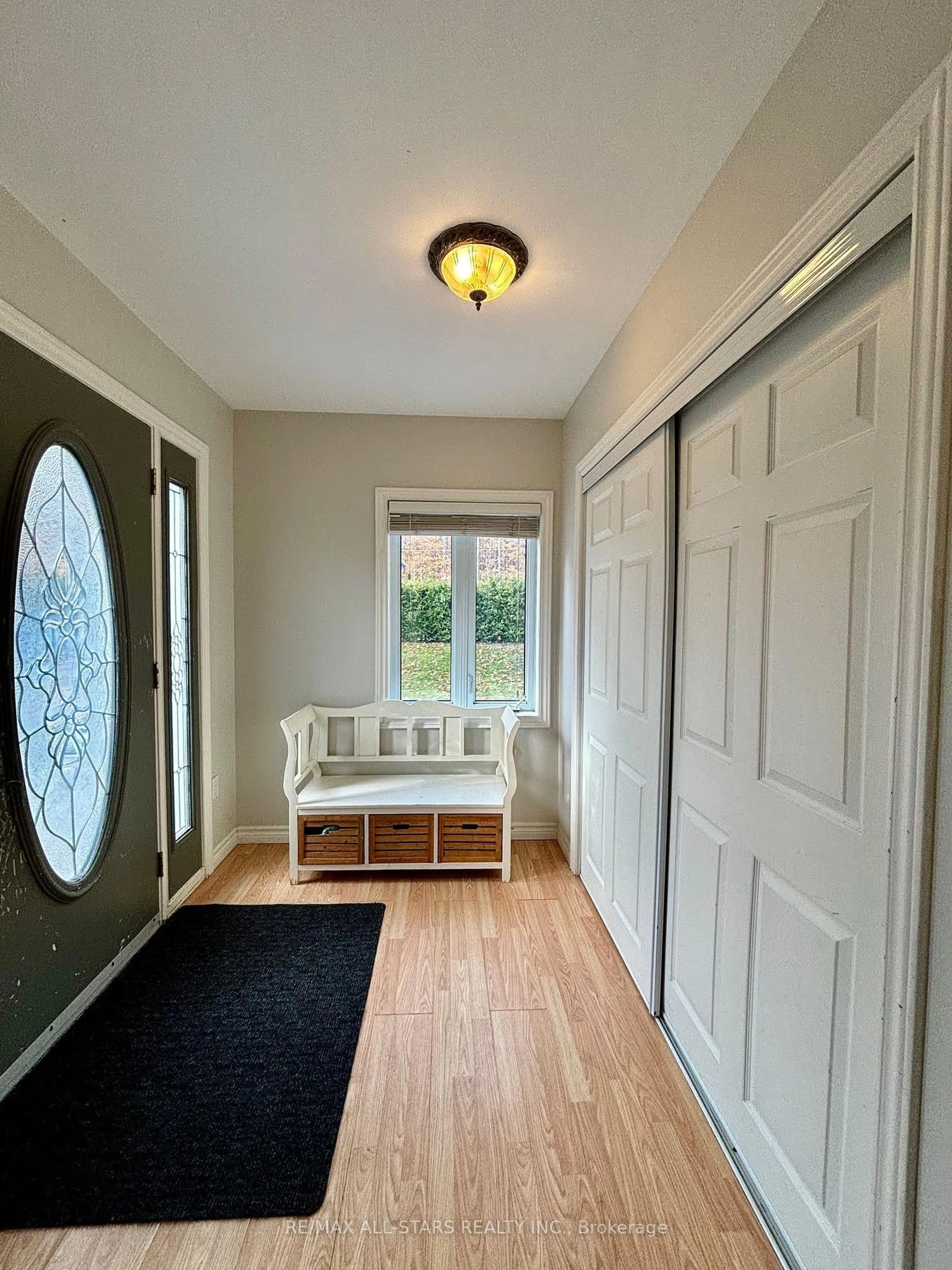 Indoor entryway, wood floors for 3553 20 Sdrd, Innisfil Ontario L9S 4J5