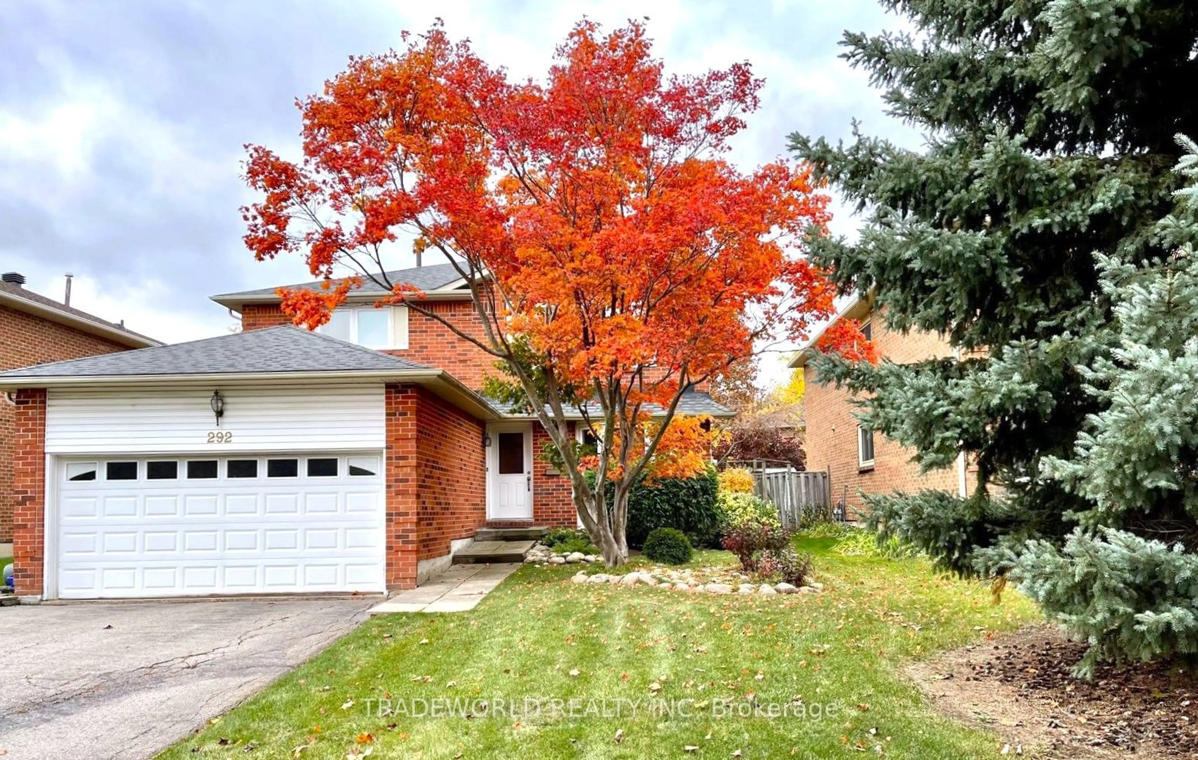 Frontside or backside of a home, the street view for 292 Green Lane, Markham Ontario L3T 7A6