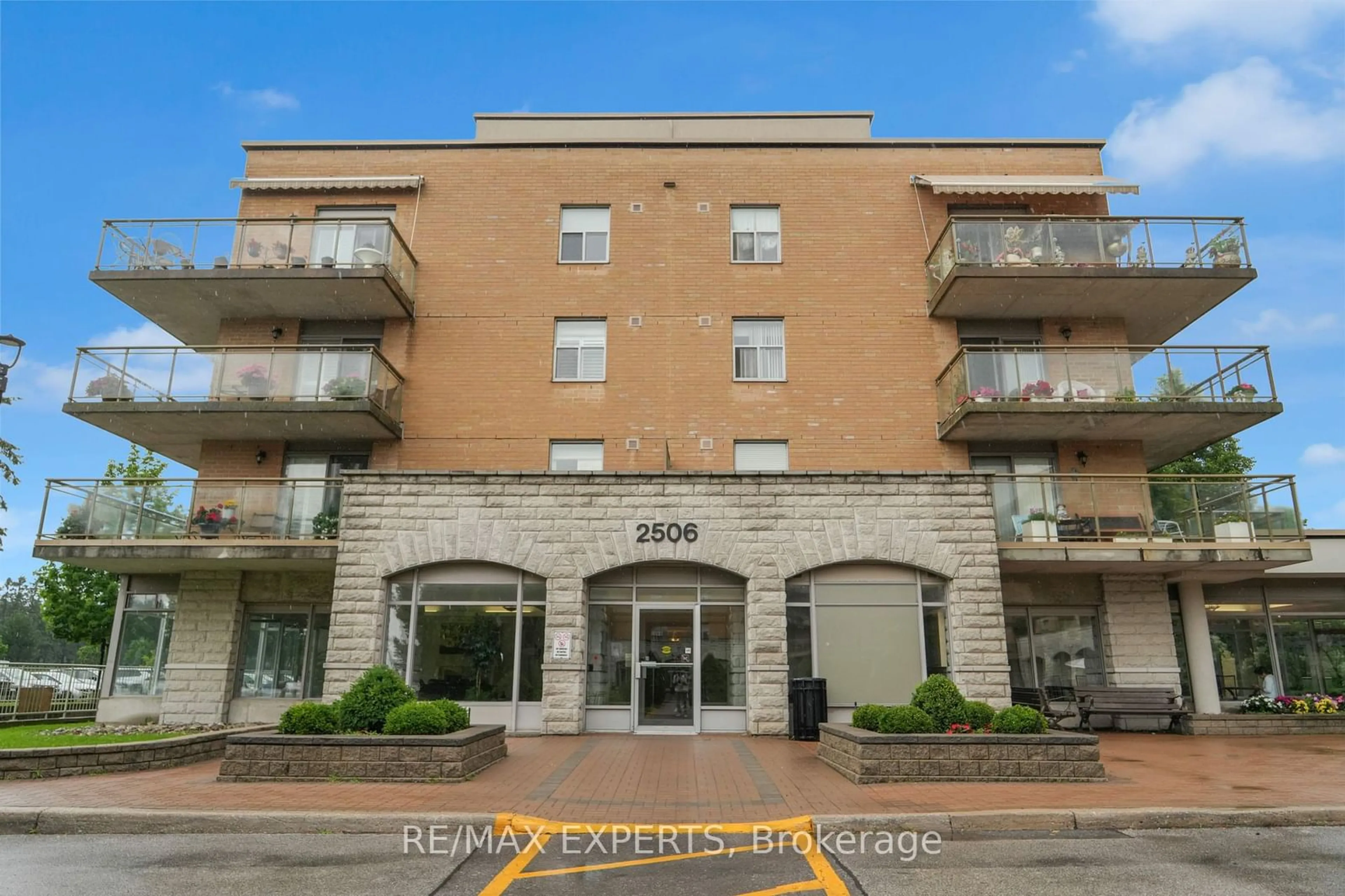 A pic from exterior of the house or condo, the front or back of building for 2506 Rutherford Rd #506, Vaughan Ontario L4K 5N4