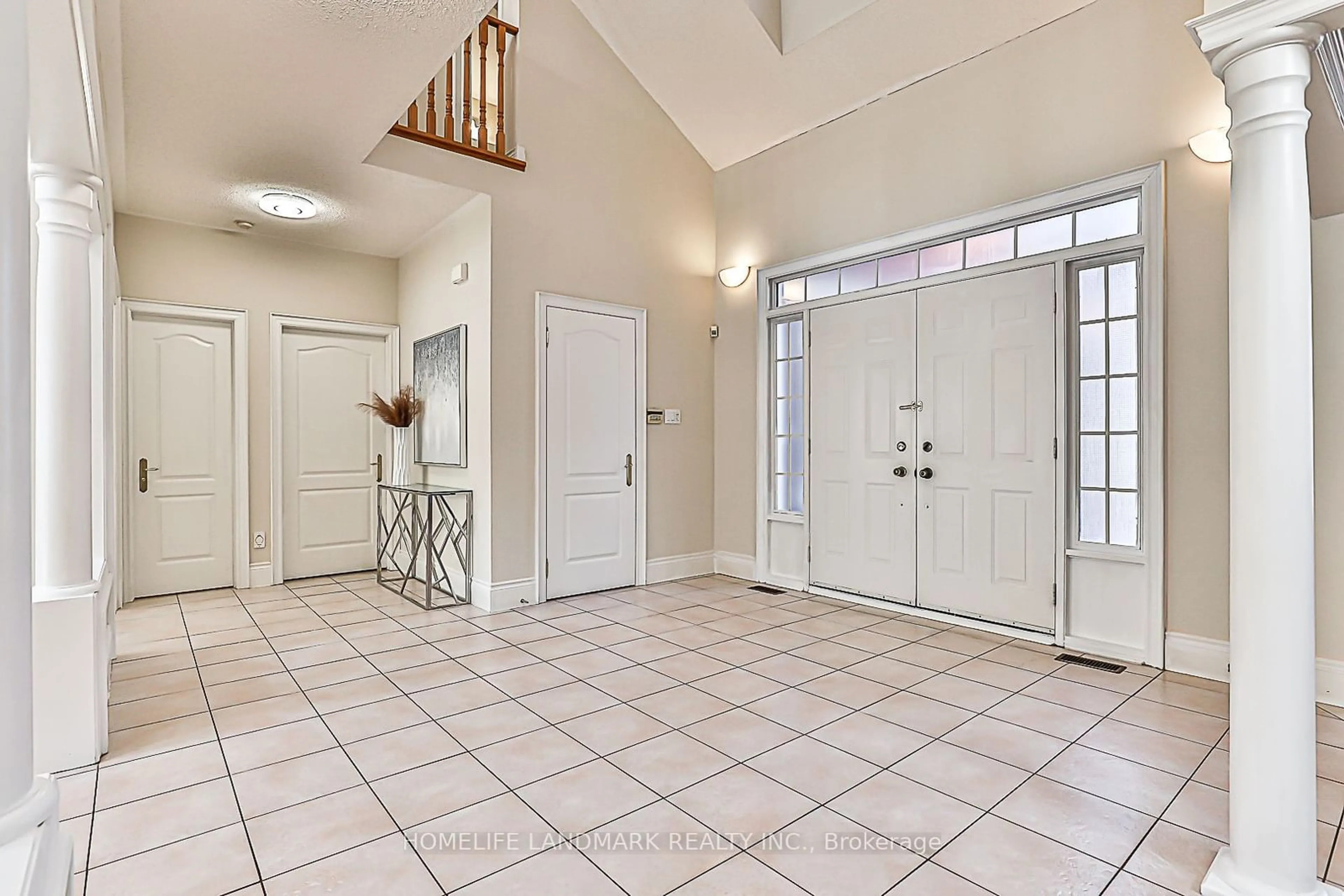 Indoor entryway, ceramic floors for 40 Kingmount Cres, Richmond Hill Ontario L4B 3W6