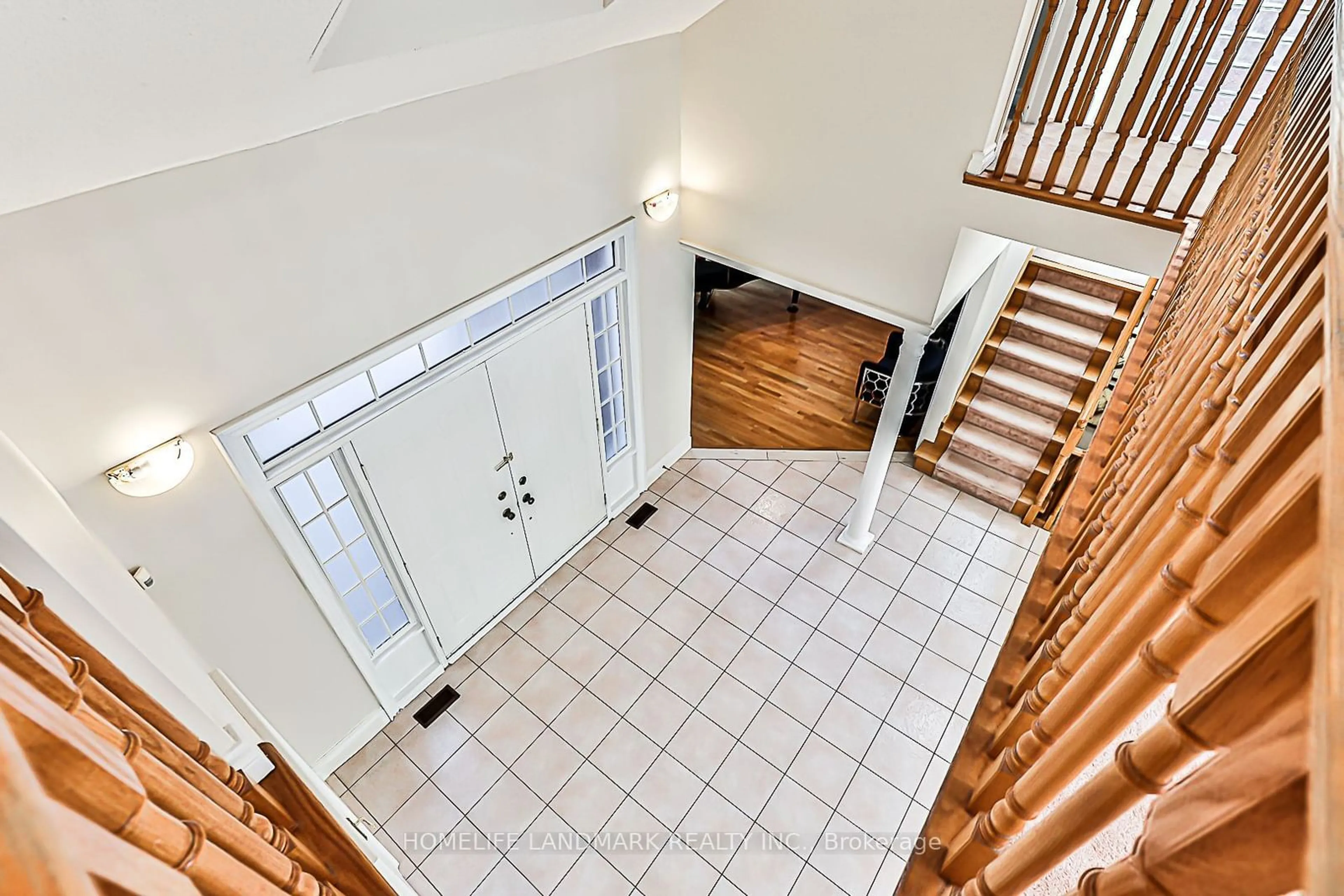 Indoor foyer, wood floors for 40 Kingmount Cres, Richmond Hill Ontario L4B 3W6