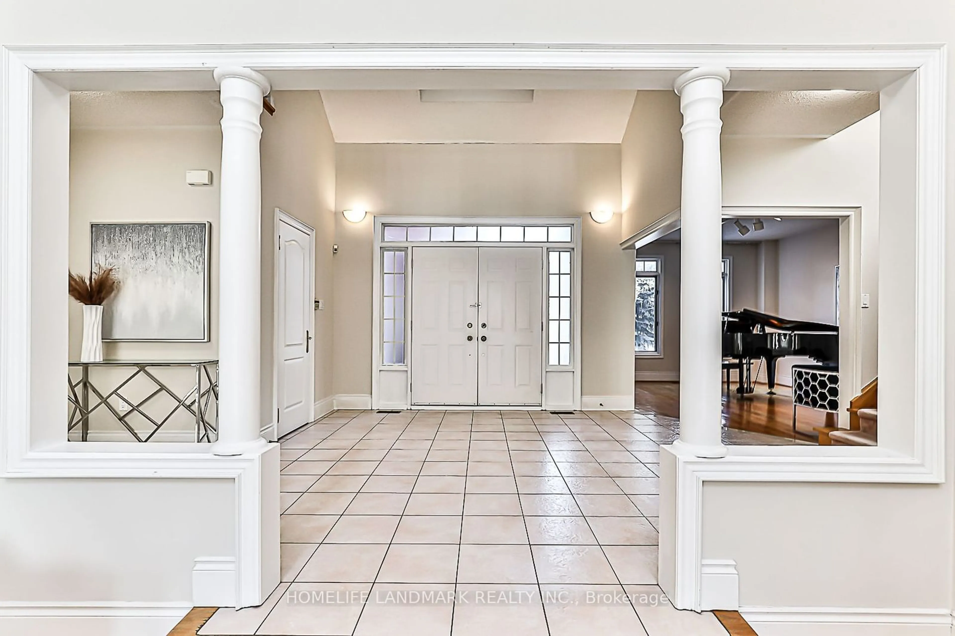 Indoor foyer, wood floors for 40 Kingmount Cres, Richmond Hill Ontario L4B 3W6