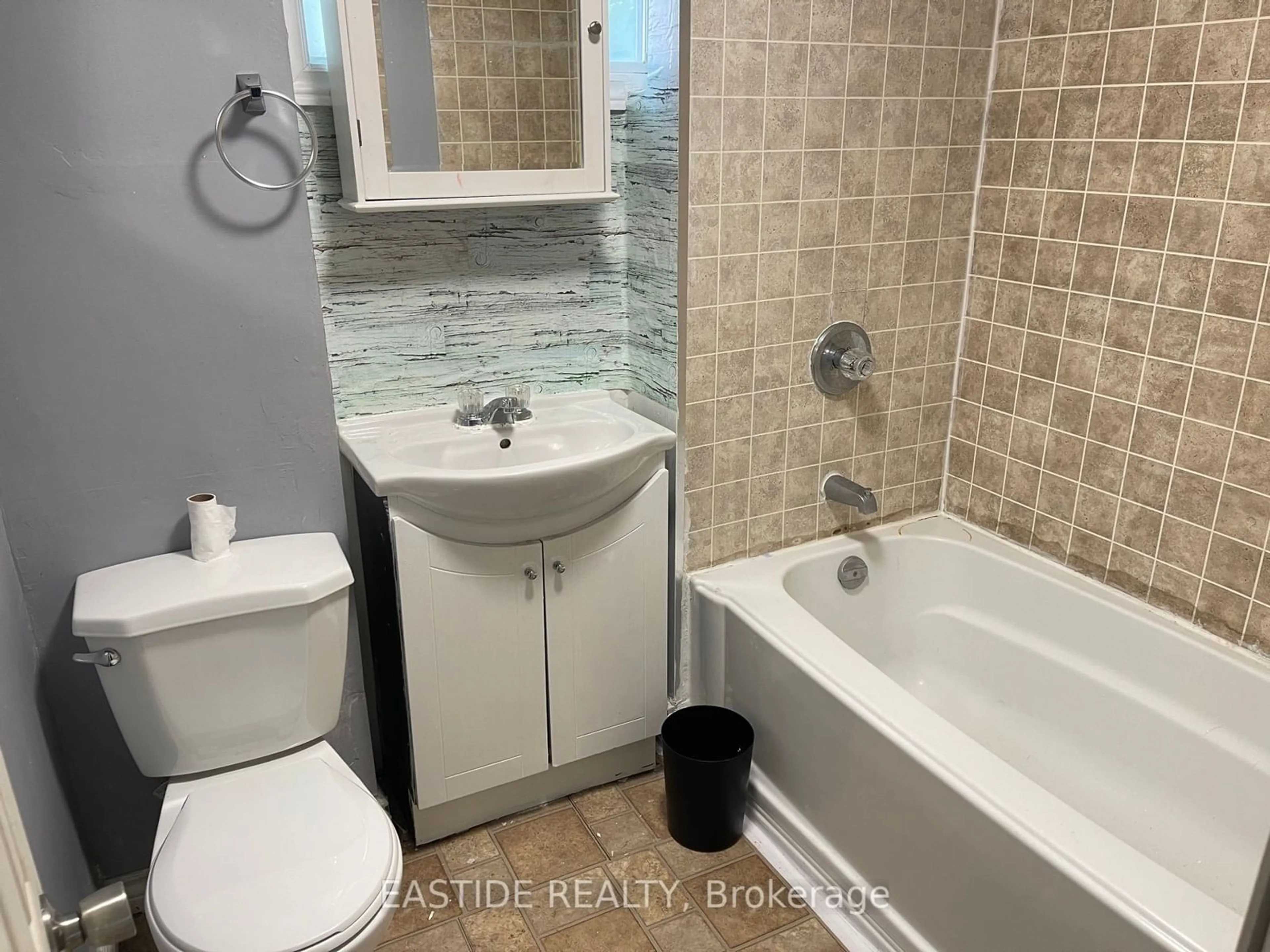 Standard bathroom for 16481 Highway 48 Rd, Whitchurch-Stouffville Ontario L4A 7X4