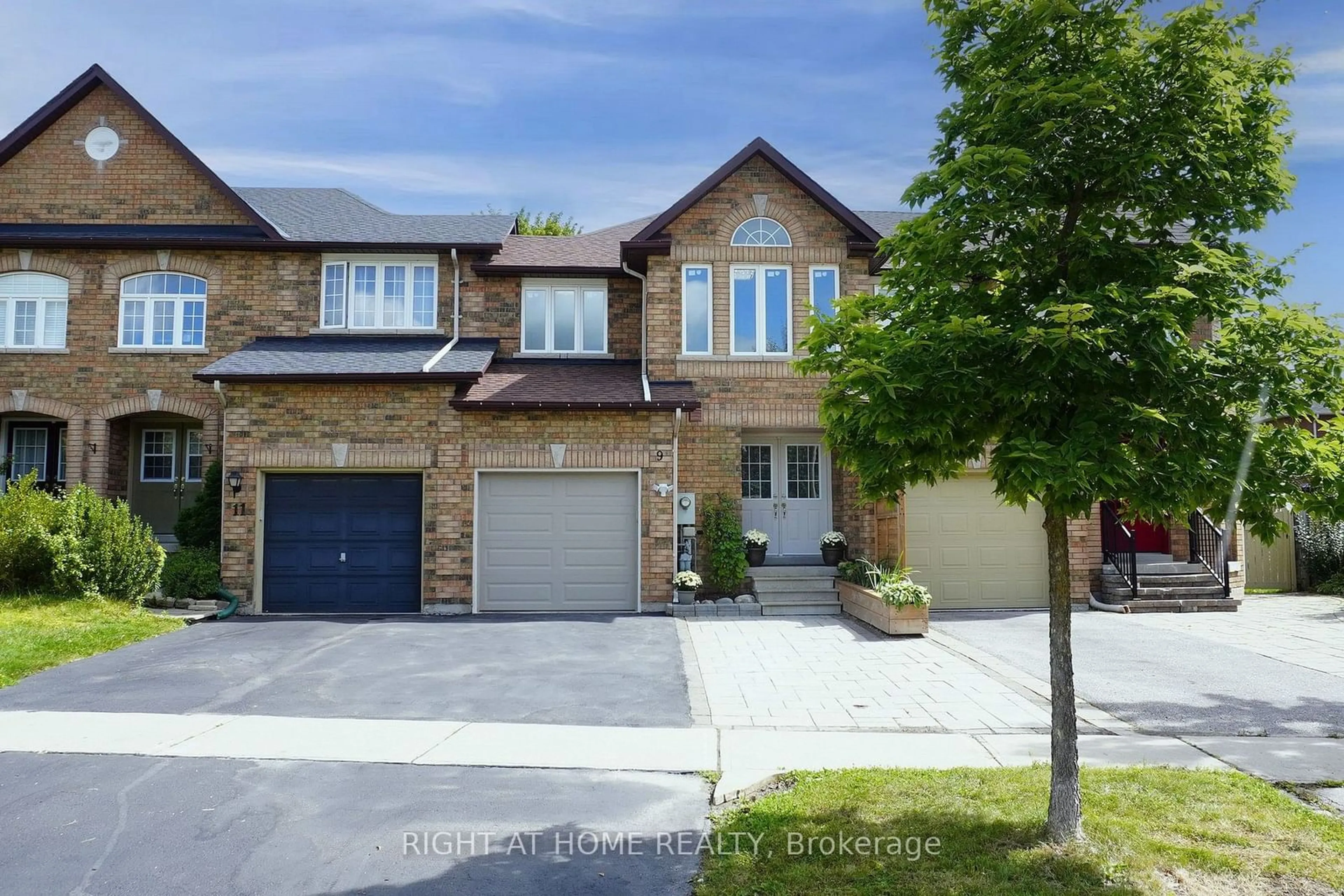 A pic from exterior of the house or condo, cottage for 9 Auraglen St, Richmond Hill Ontario L4E 4E3