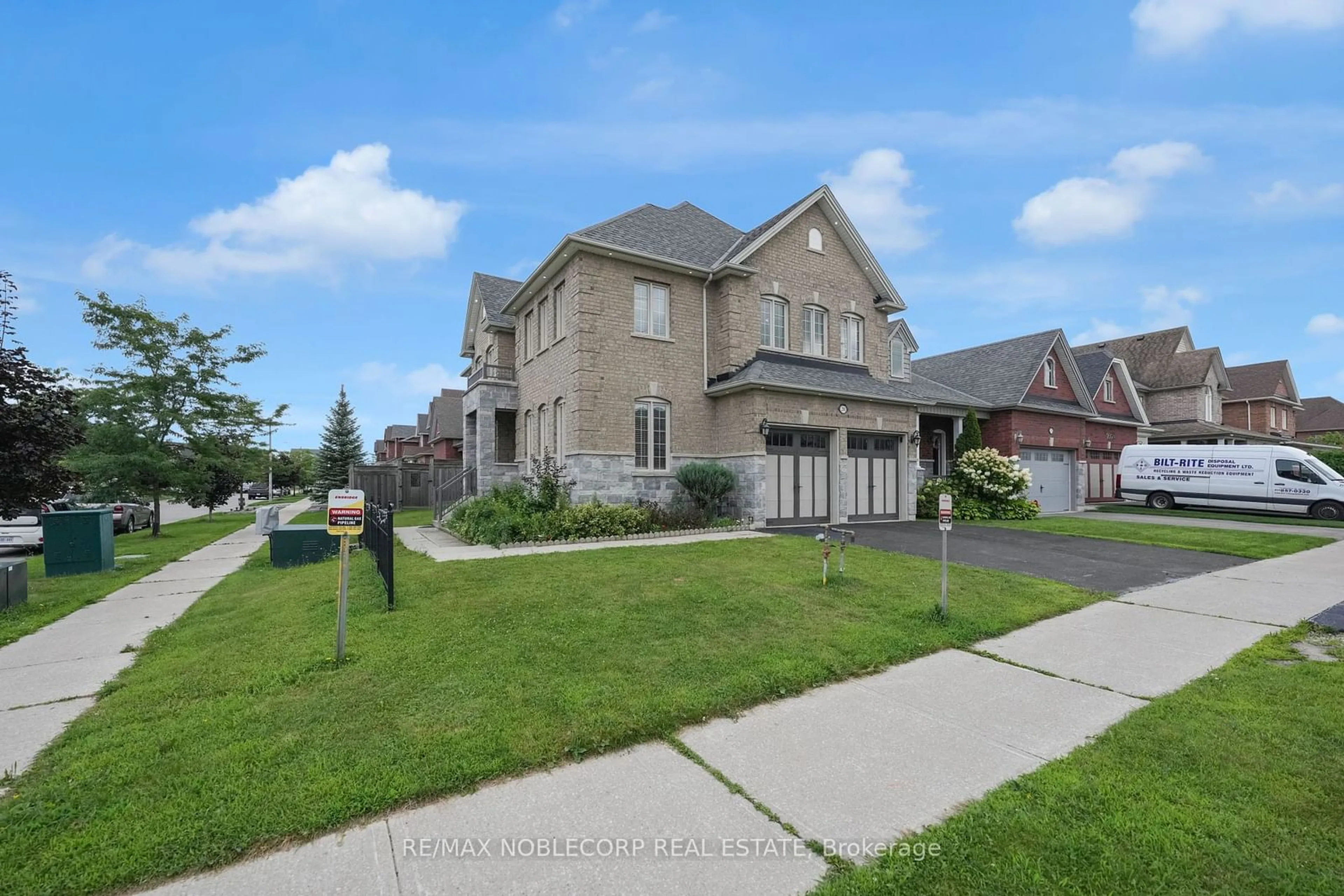 Frontside or backside of a home, the street view for 201 Eight Ave, New Tecumseth Ontario L9R 1Z6