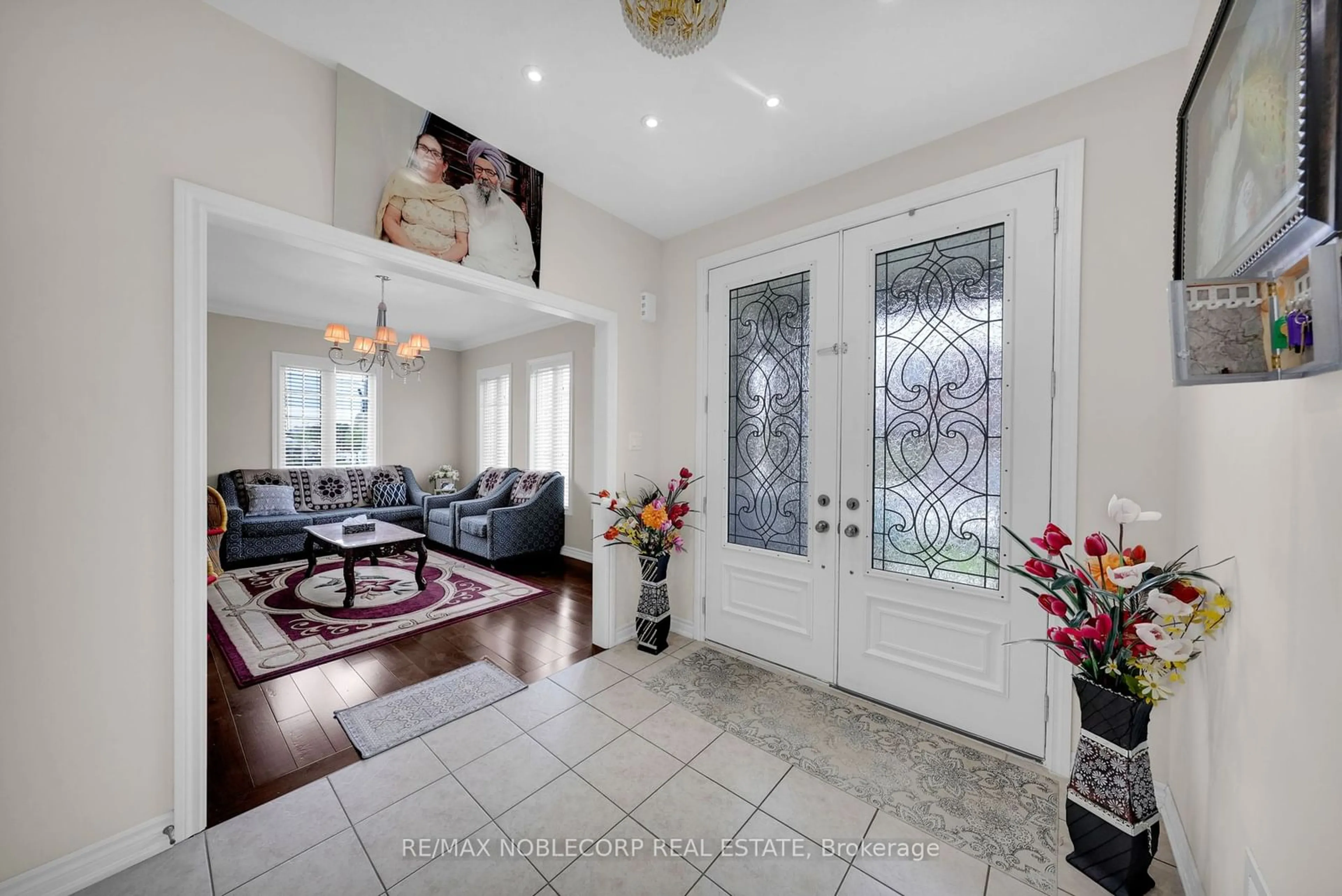 Indoor entryway, wood floors for 201 Eight Ave, New Tecumseth Ontario L9R 1Z6