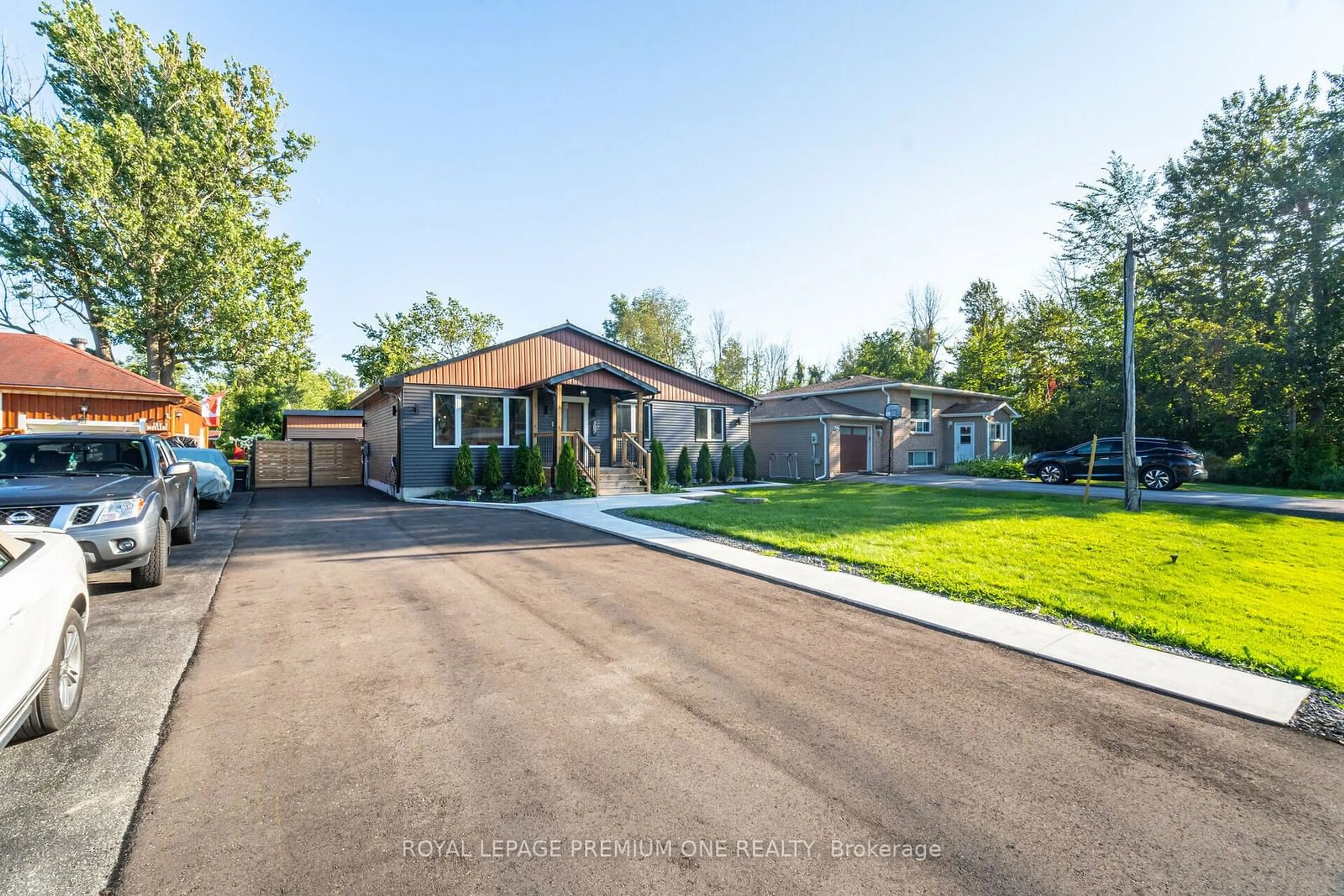 Frontside or backside of a home, the street view for 707 Rose Lane, Innisfil Ontario L9S 2H5