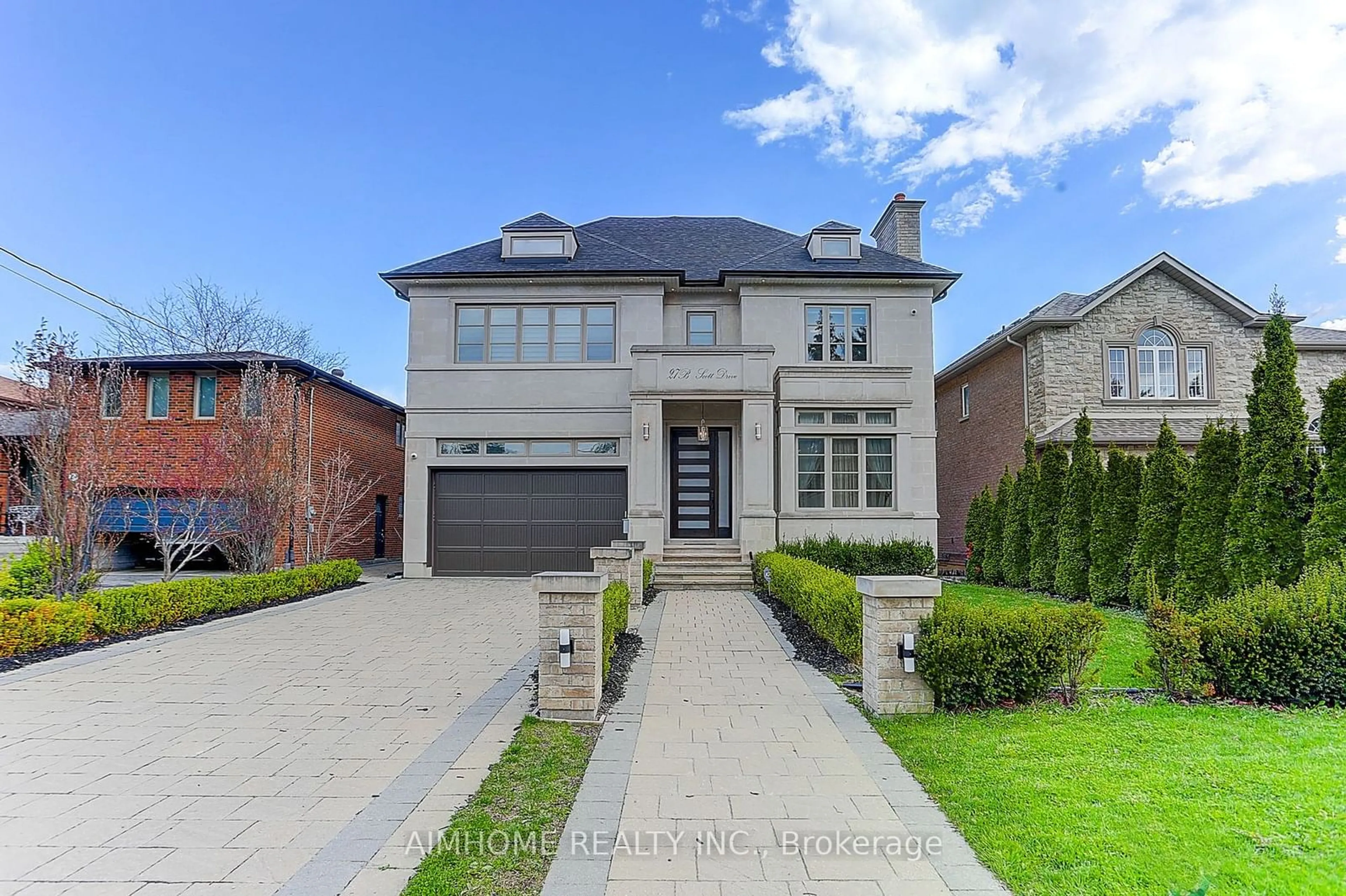 Frontside or backside of a home, the street view for 27B Scott Dr, Richmond Hill Ontario L4C 6V5