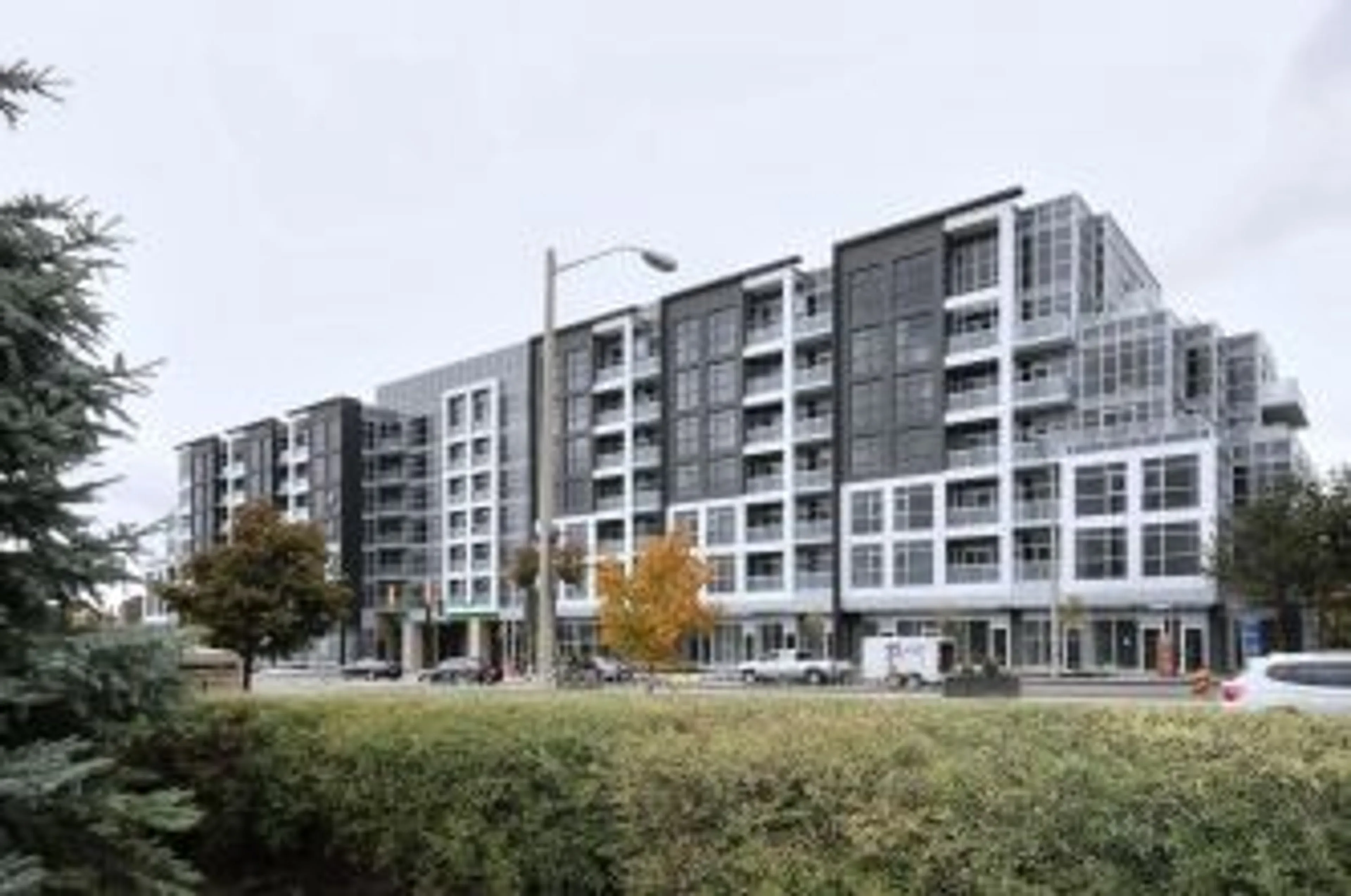 A pic from exterior of the house or condo, the front or back of building for 8763 Bayview Ave #309, Richmond Hill Ontario L4B 3V1