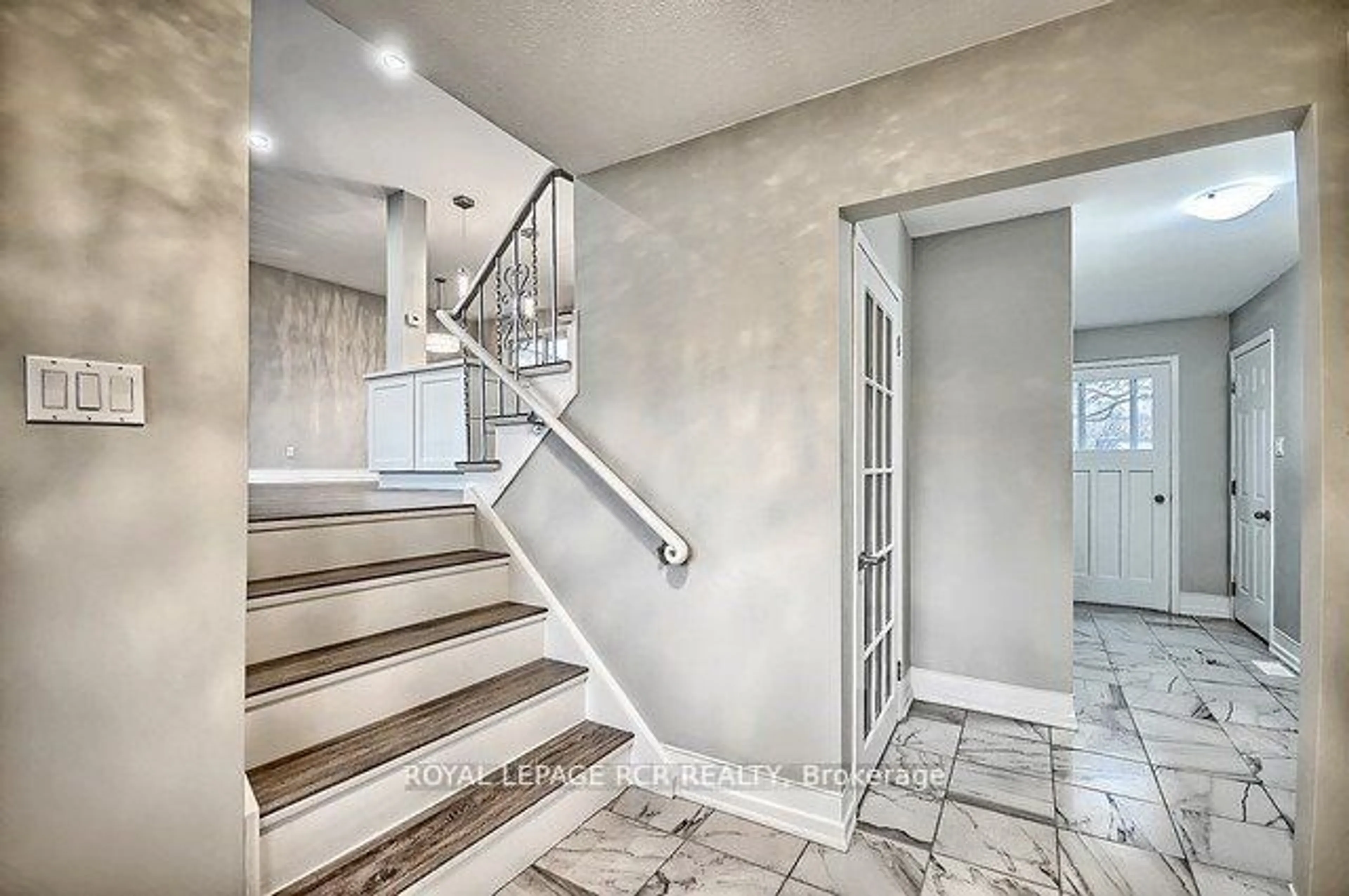 Indoor entryway, cement floor for 358 Agar Ave, Bradford West Gwillimbury Ontario L3Z 1H5