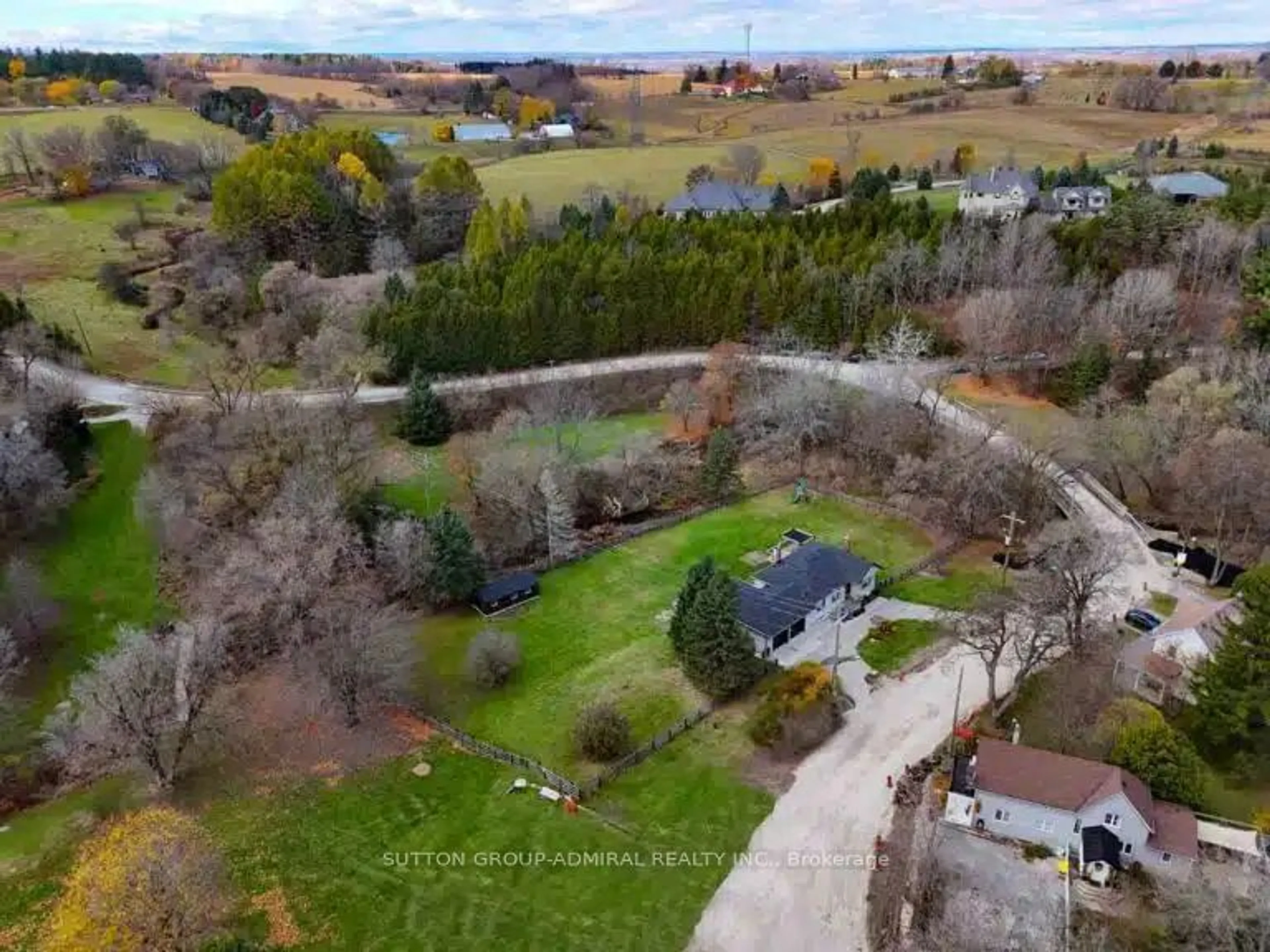 Frontside or backside of a home, the fenced backyard for 485 Kettleby Rd, King Ontario L7B 0C9