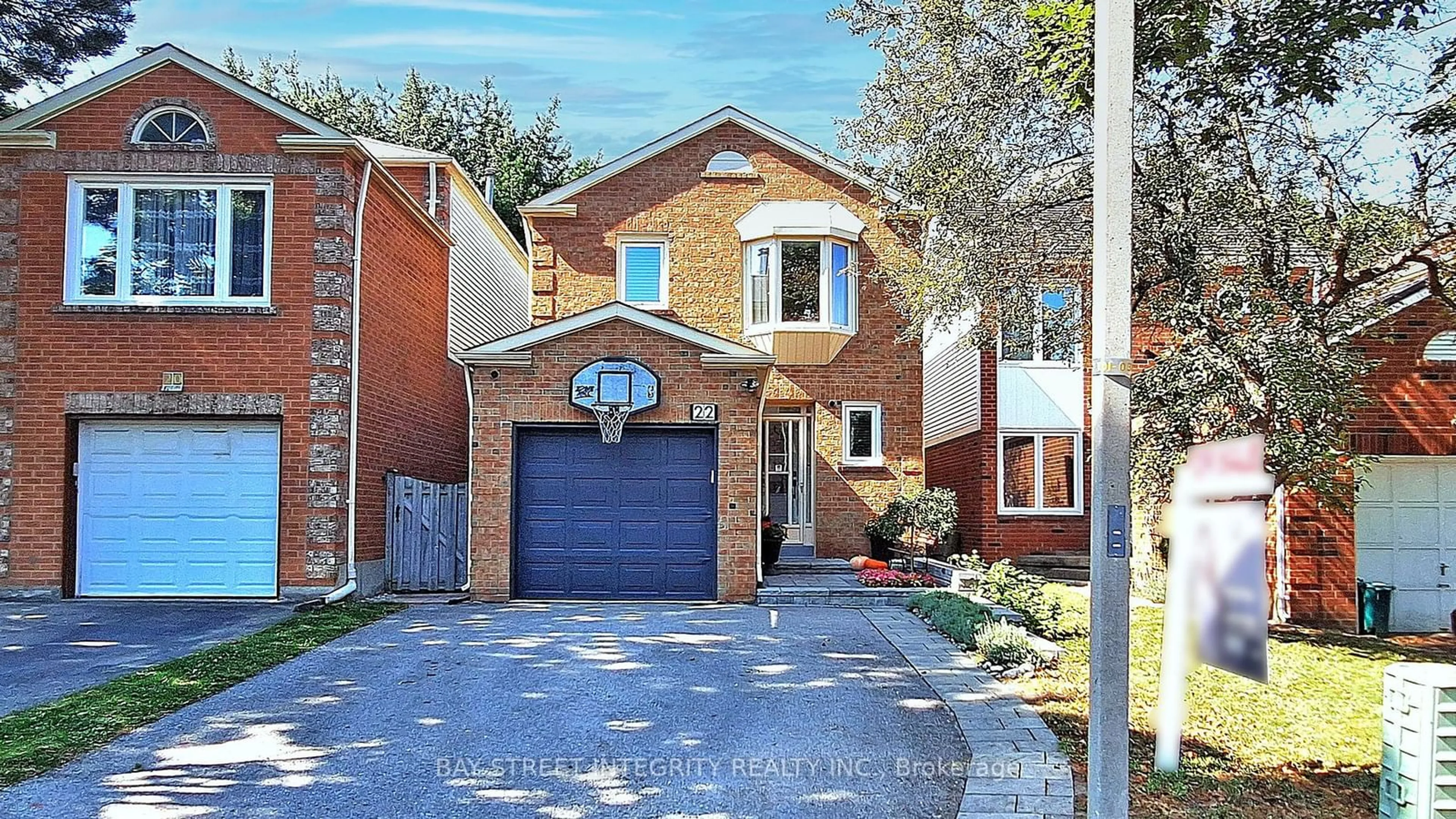 A pic from exterior of the house or condo, the street view for 22 Lansbury Crt, Vaughan Ontario L4J 5J9