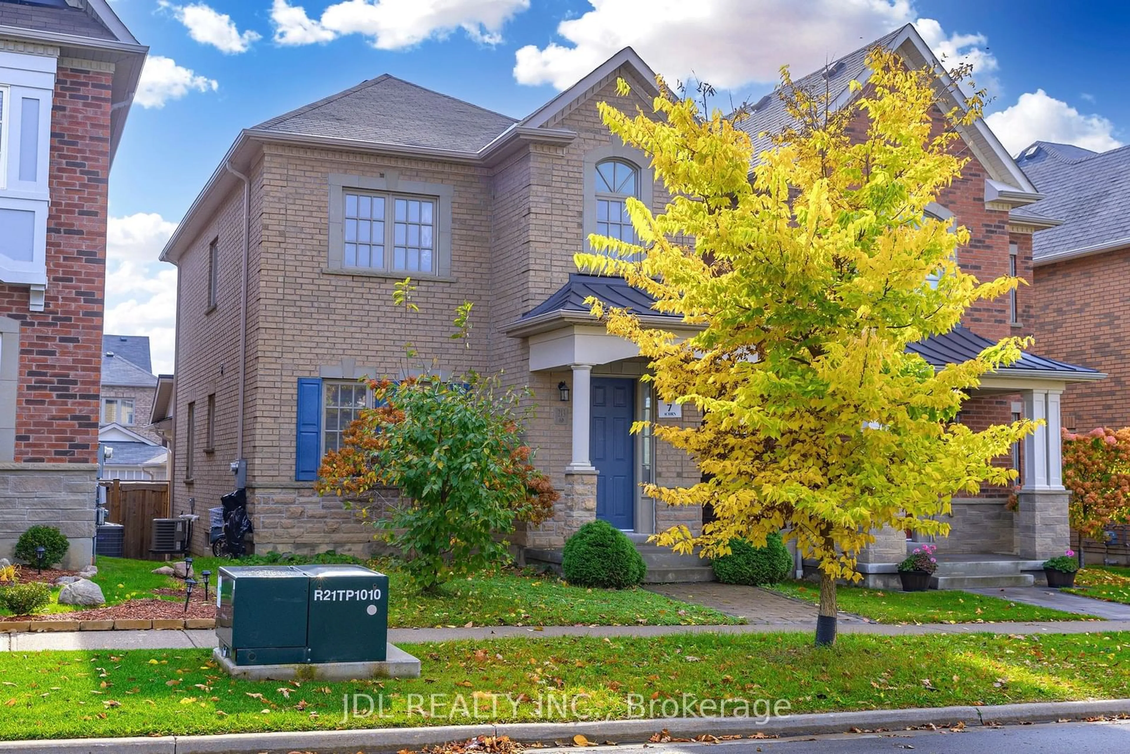 Frontside or backside of a home, the street view for 213 Paradelle Dr, Richmond Hill Ontario L4E 1B8