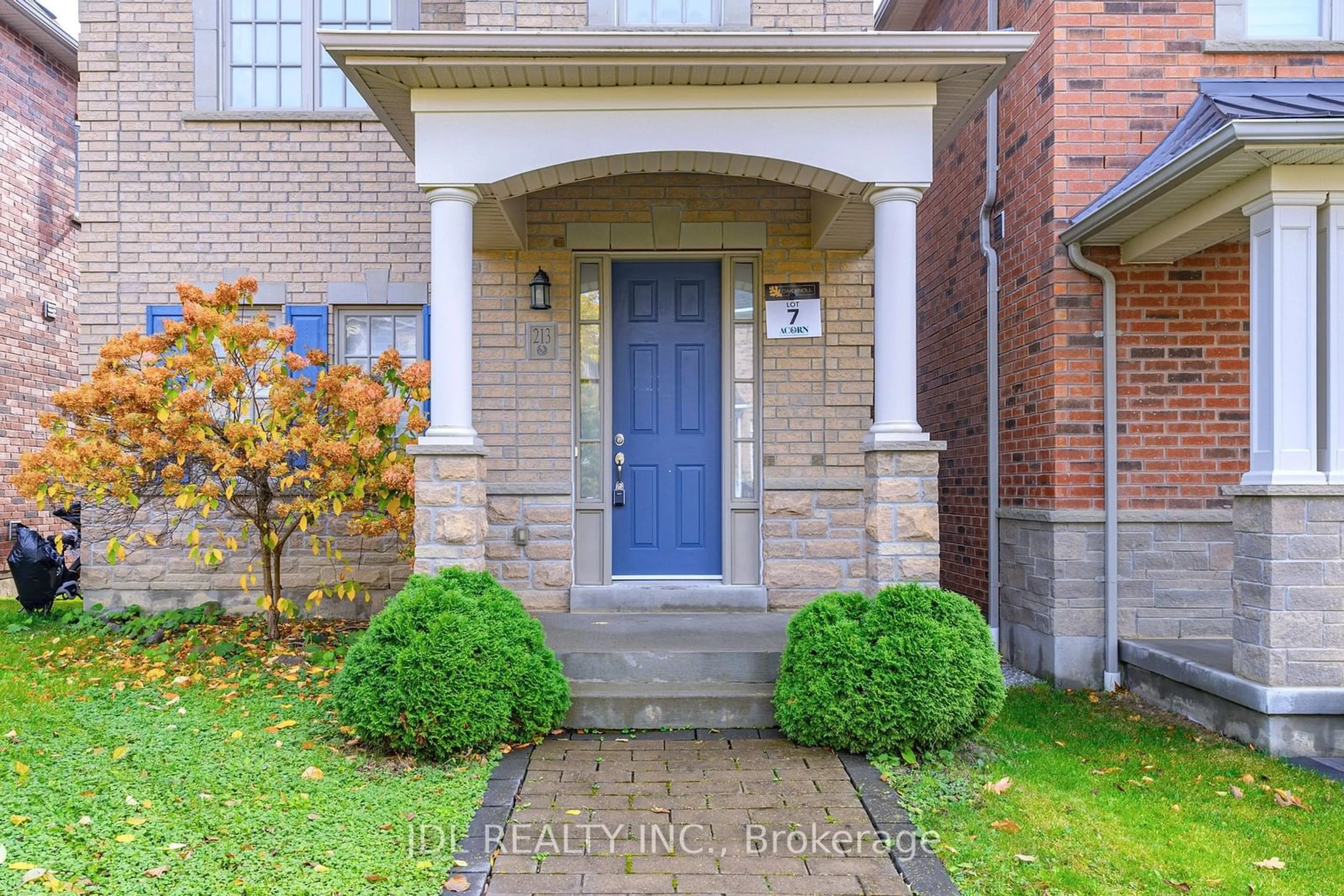 Home with brick exterior material for 213 Paradelle Dr, Richmond Hill Ontario L4E 1B8