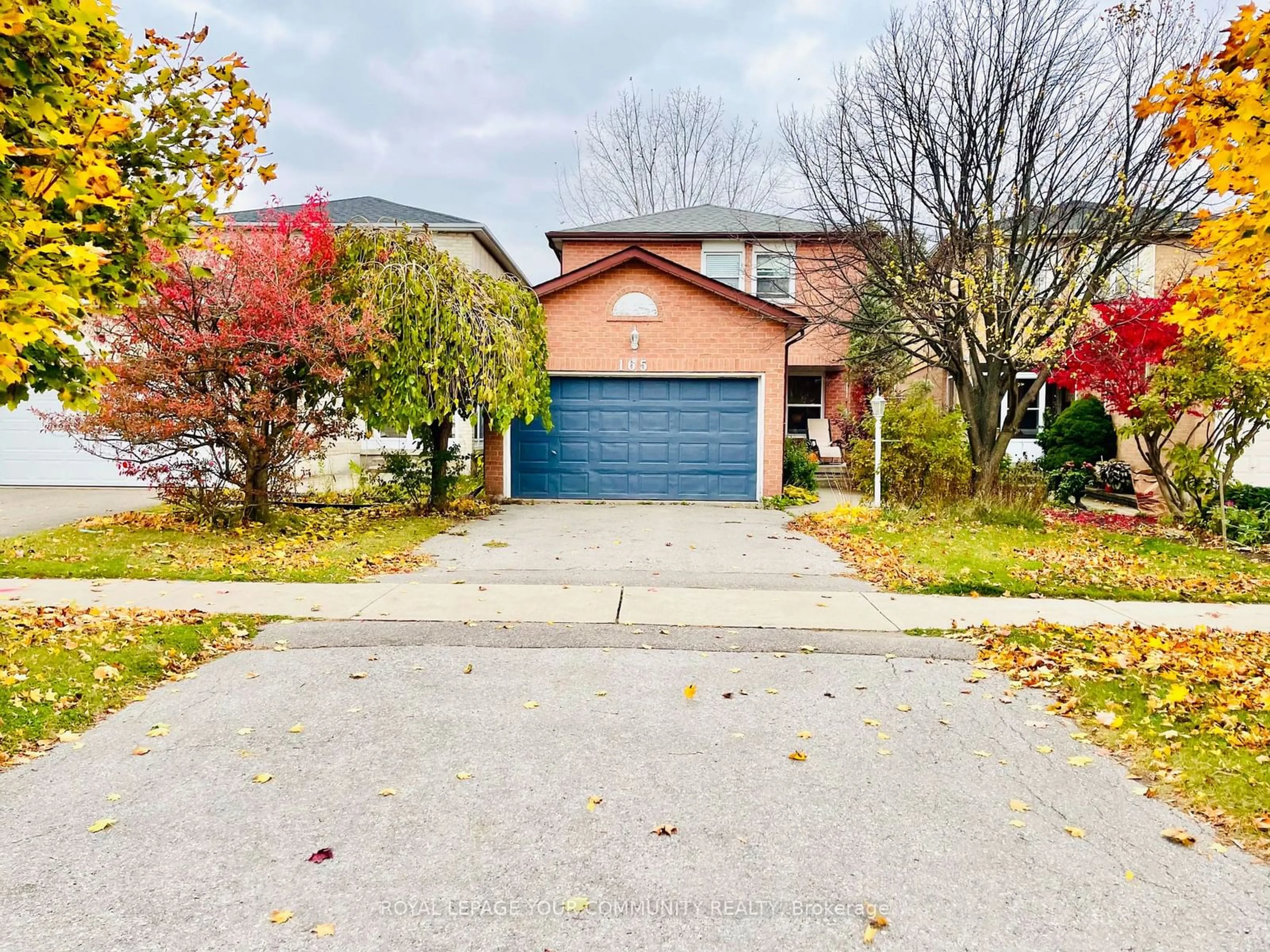 Frontside or backside of a home, the street view for 165 Kersey Cres, Richmond Hill Ontario L4C 8X9