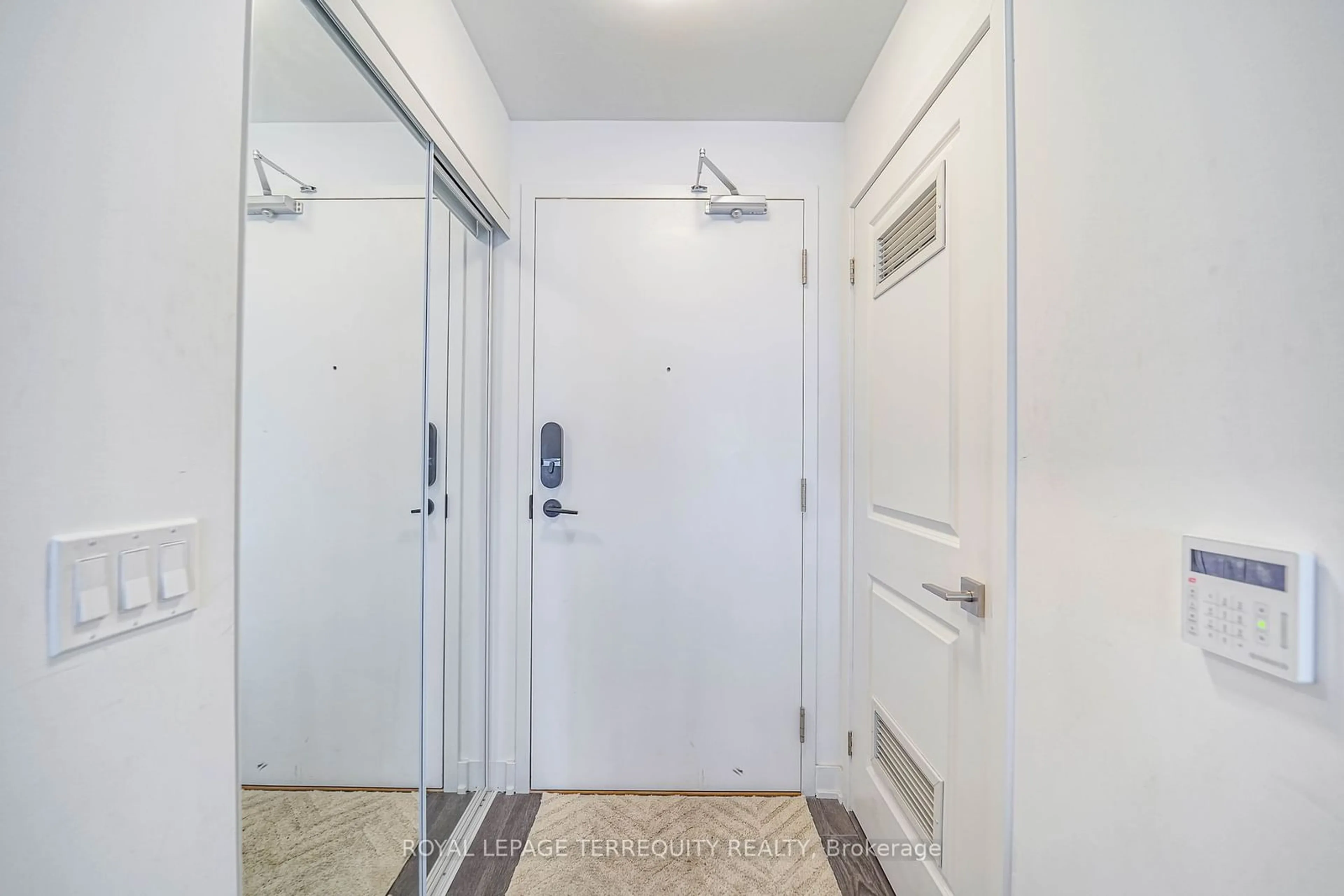 Indoor entryway, not visible floor for 85 Oneida Cres #1808, Richmond Hill Ontario L4B 0H4