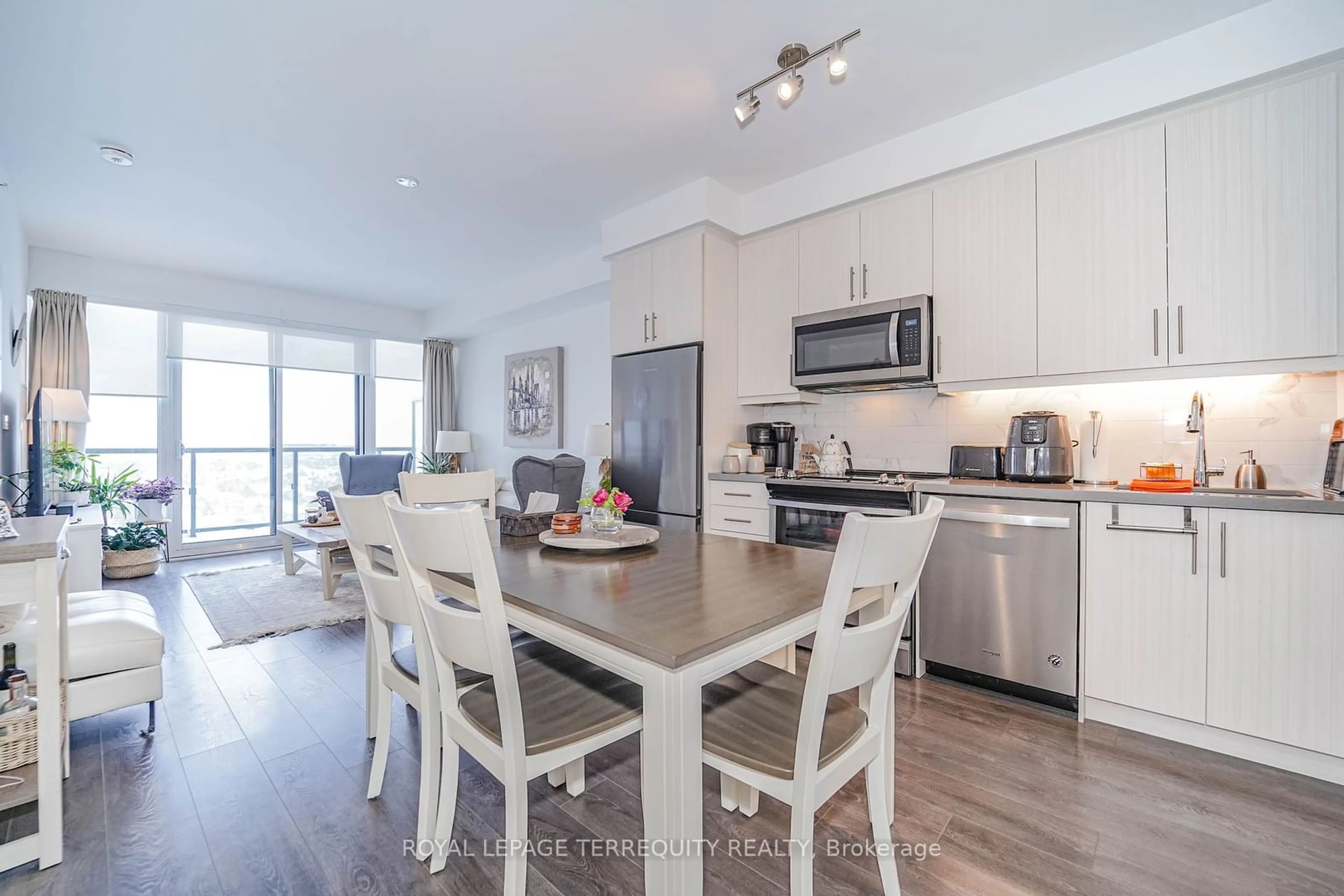 Open concept kitchen for 85 Oneida Cres #1808, Richmond Hill Ontario L4B 0H4