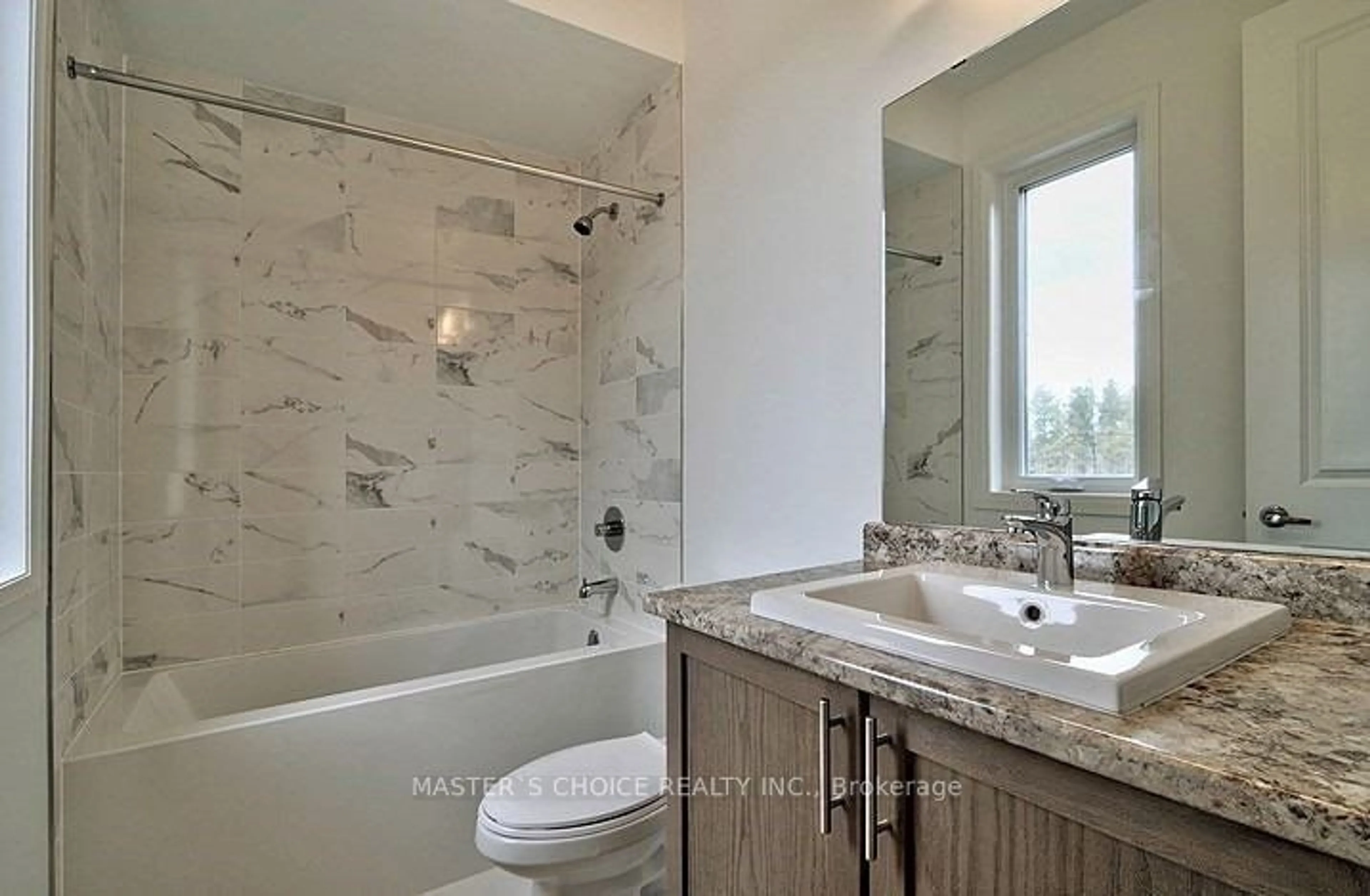 Contemporary bathroom, ceramic floors for 29 Charlotte Abby Dr, East Gwillimbury Ontario L9N 0T1